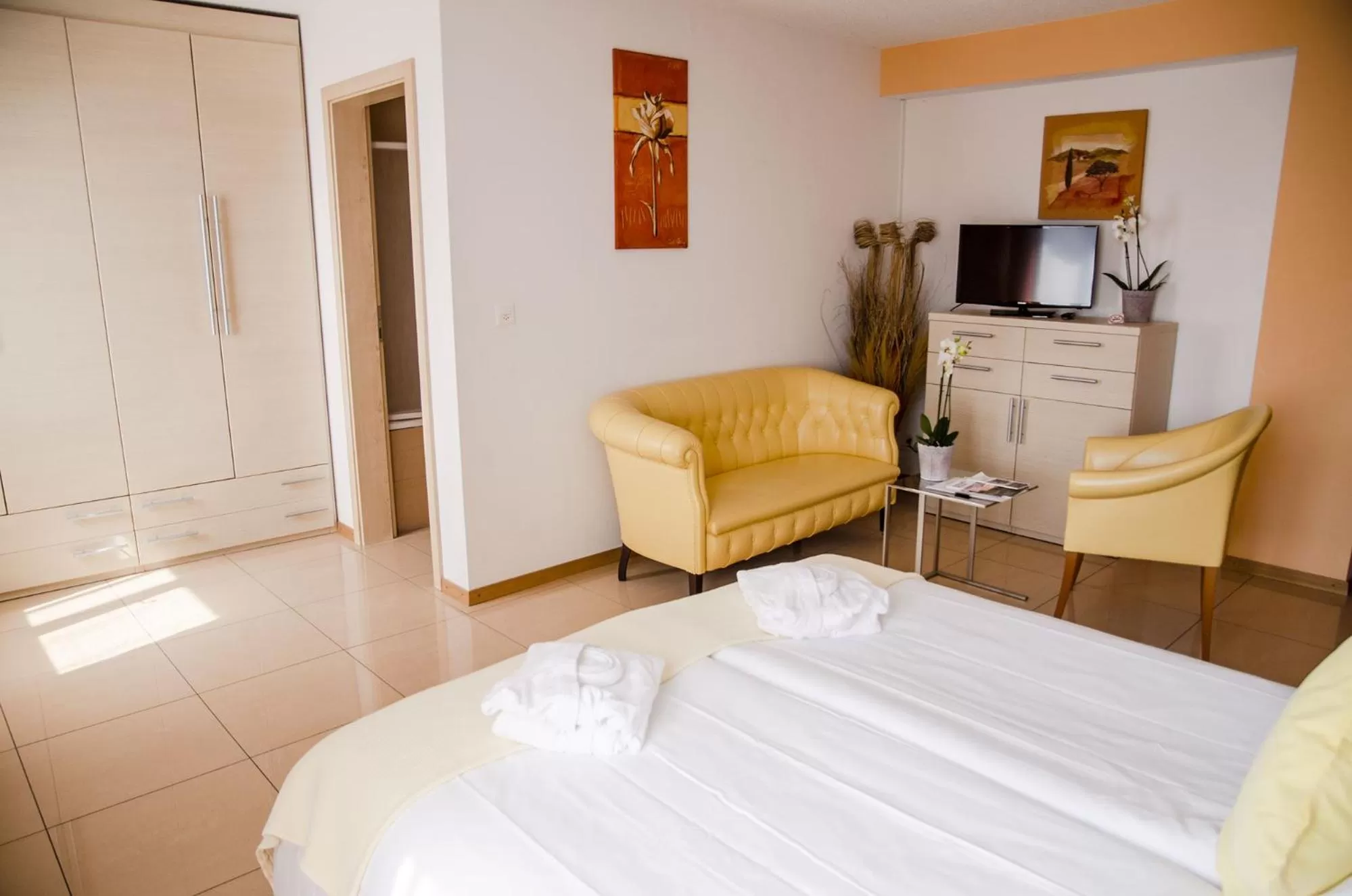 TV and multimedia, Bed in Hotel du Faucon