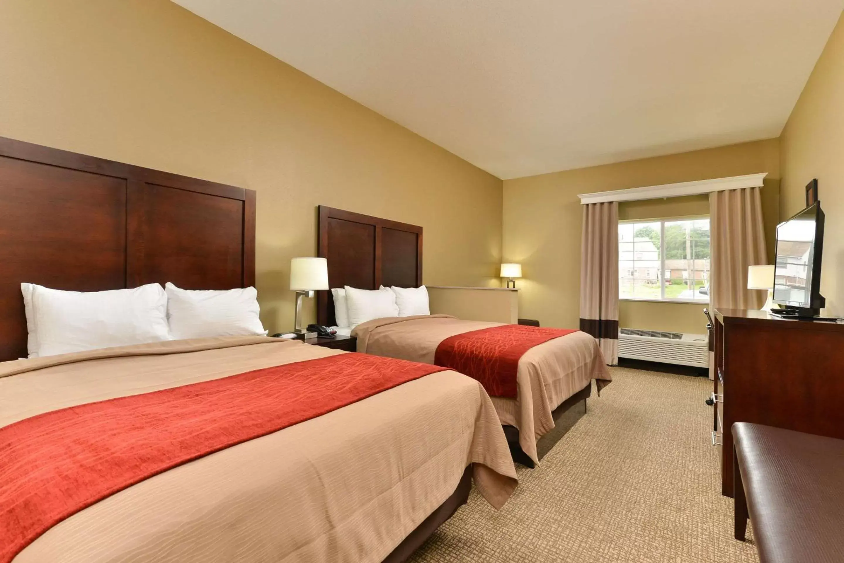 Photo of the whole room, Bed in Comfort Inn and Suites Manheim