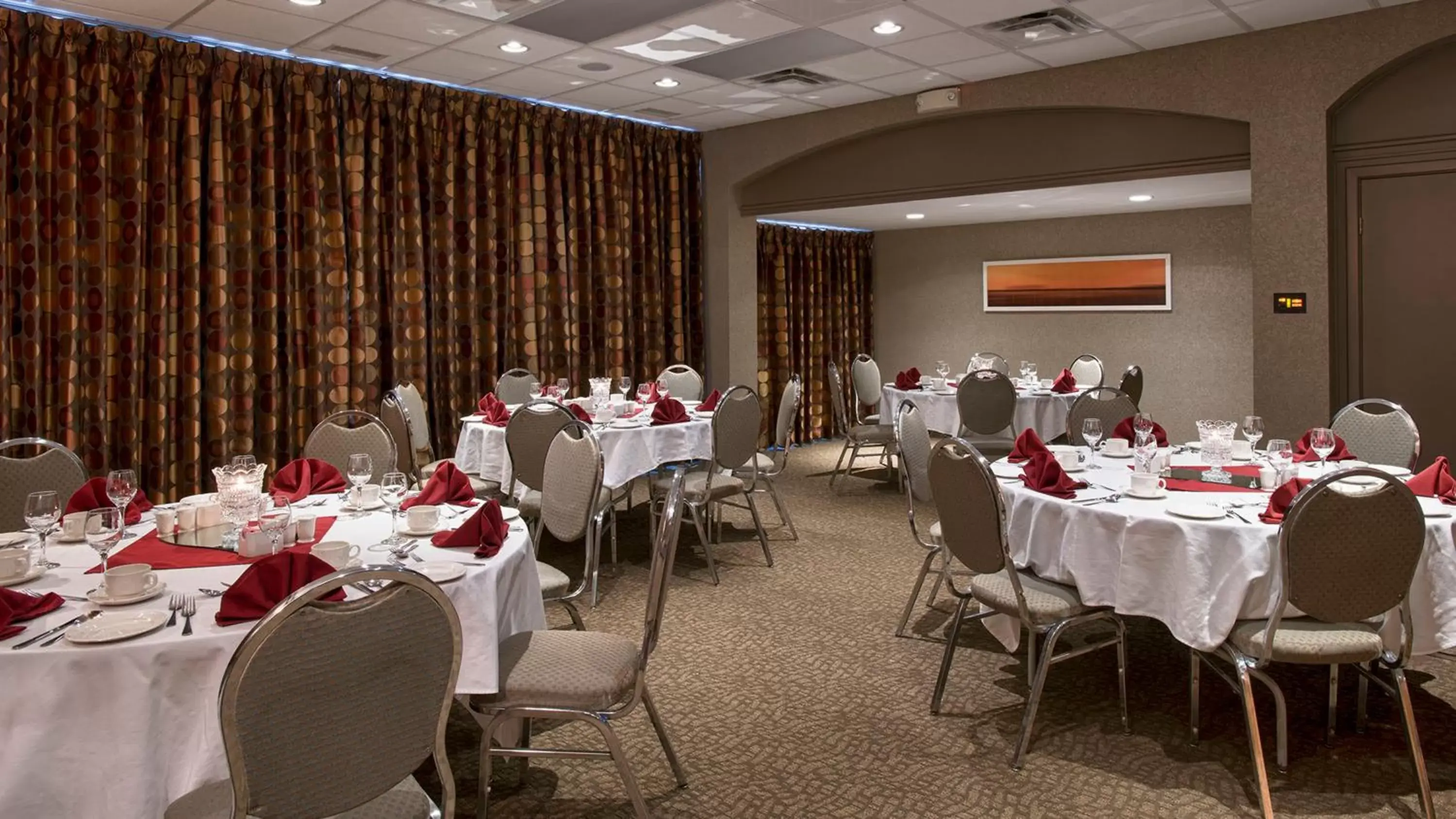 Meeting/conference room, Restaurant/Places to Eat in Holiday Inn Winnipeg - Airport West, an IHG Hotel