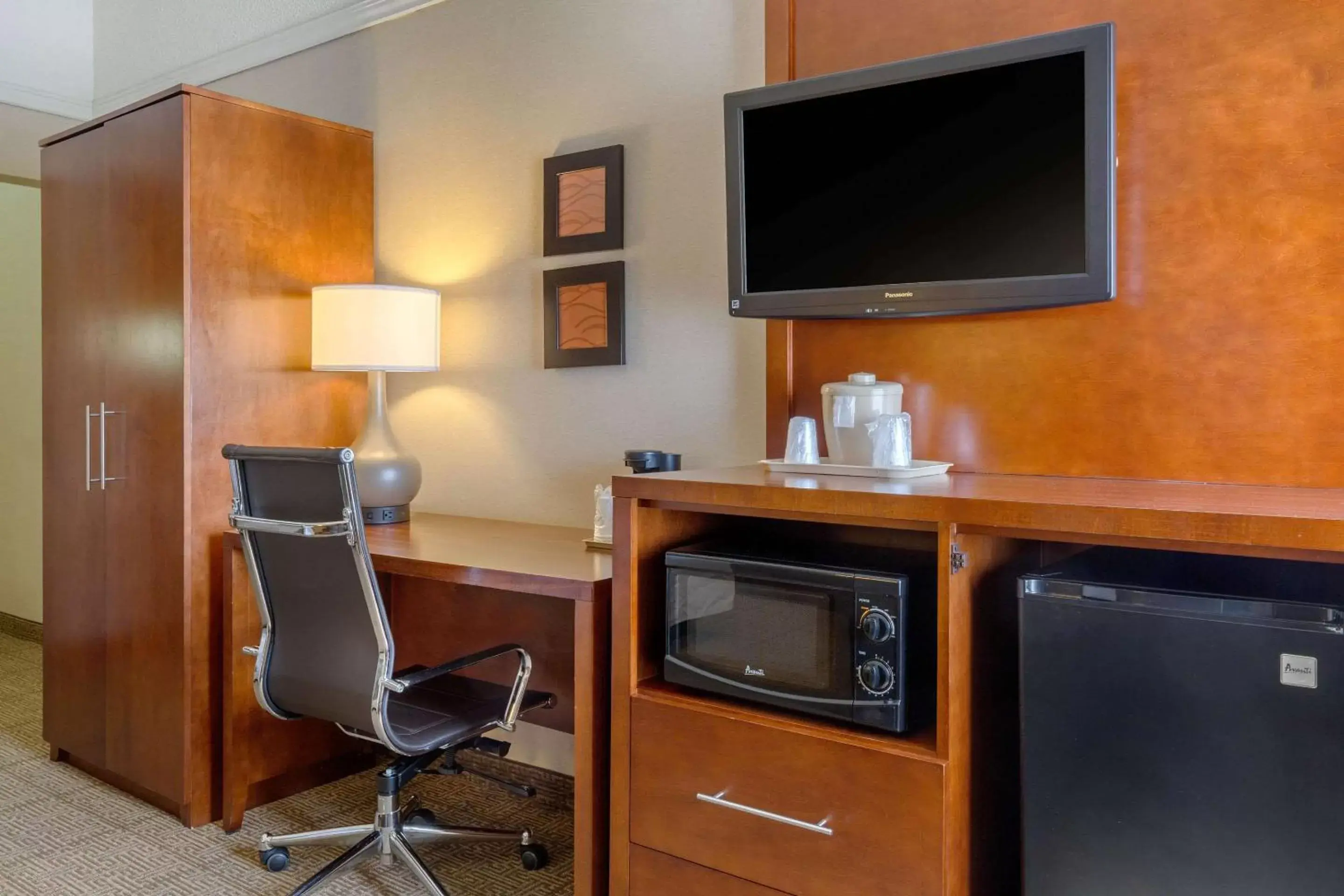 Photo of the whole room, TV/Entertainment Center in Comfort Inn Trolley Square