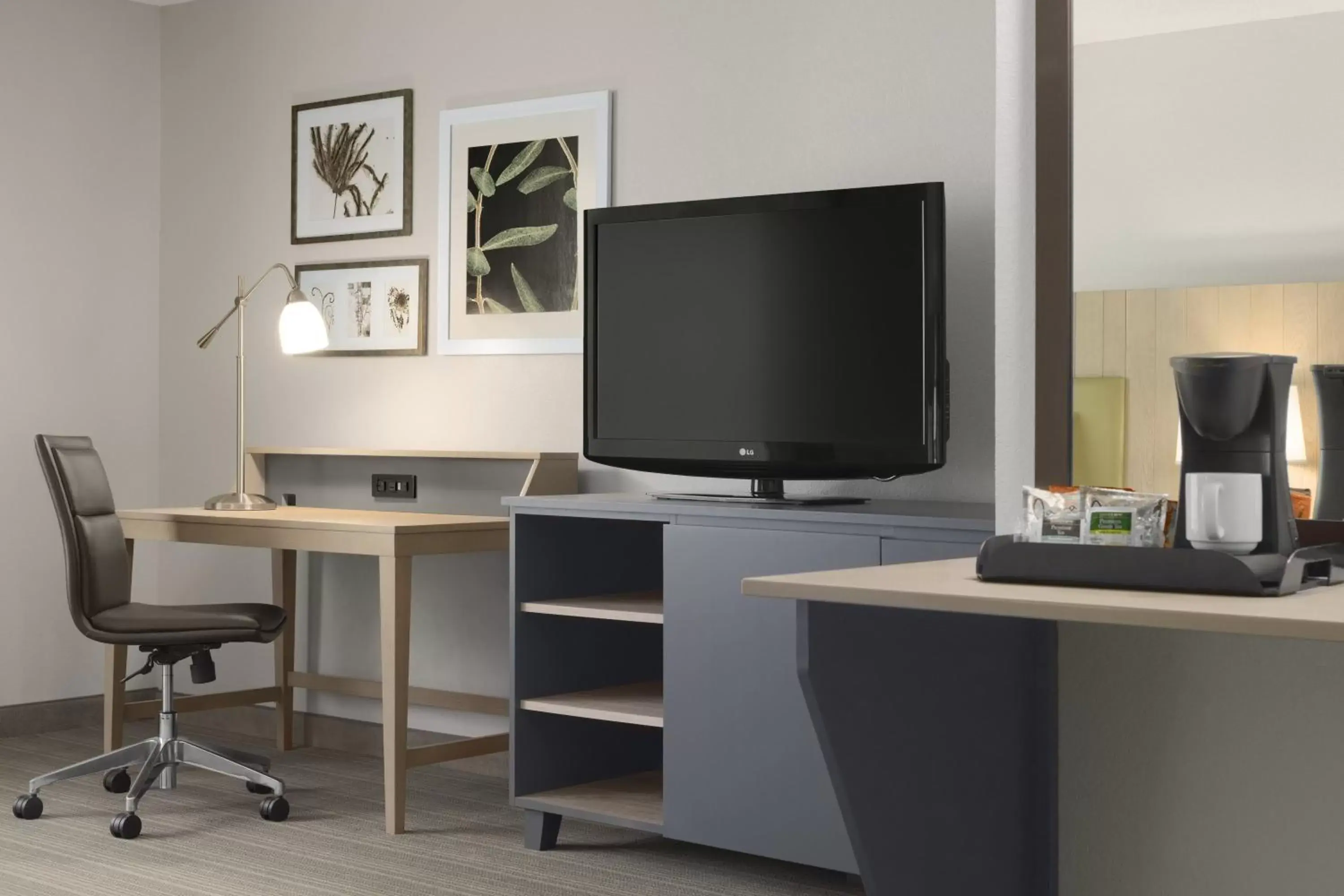 TV and multimedia, TV/Entertainment Center in Country Inn & Suites by Radisson, Decorah, IA