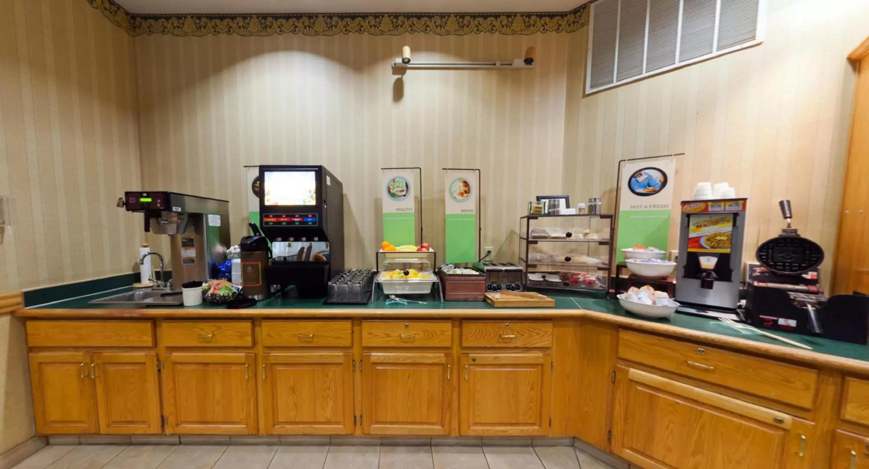 Restaurant/places to eat, Kitchen/Kitchenette in Country Inn & Suites by Radisson, Salina, KS