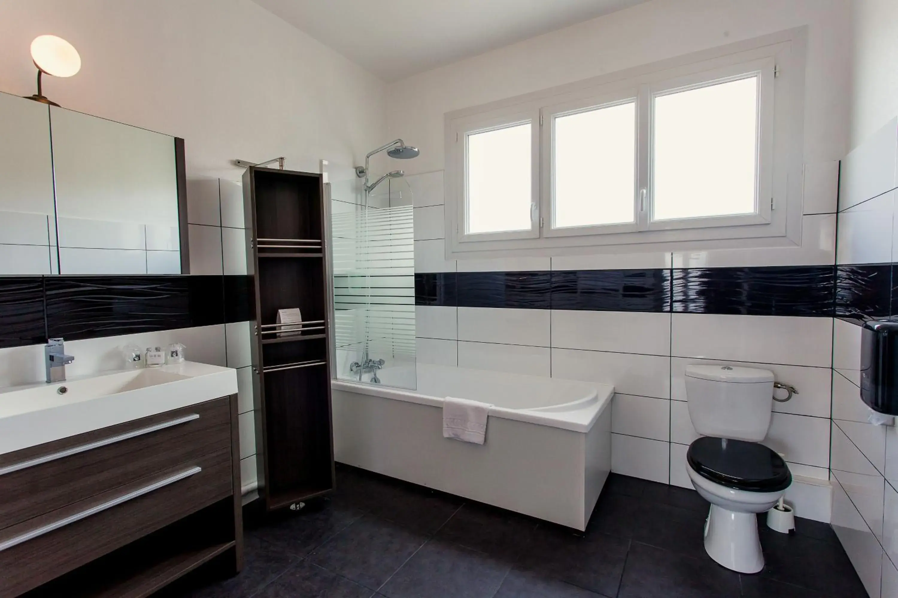 Toilet, Bathroom in The Originals City, Hotel de l'Europe, Saint-Nazaire