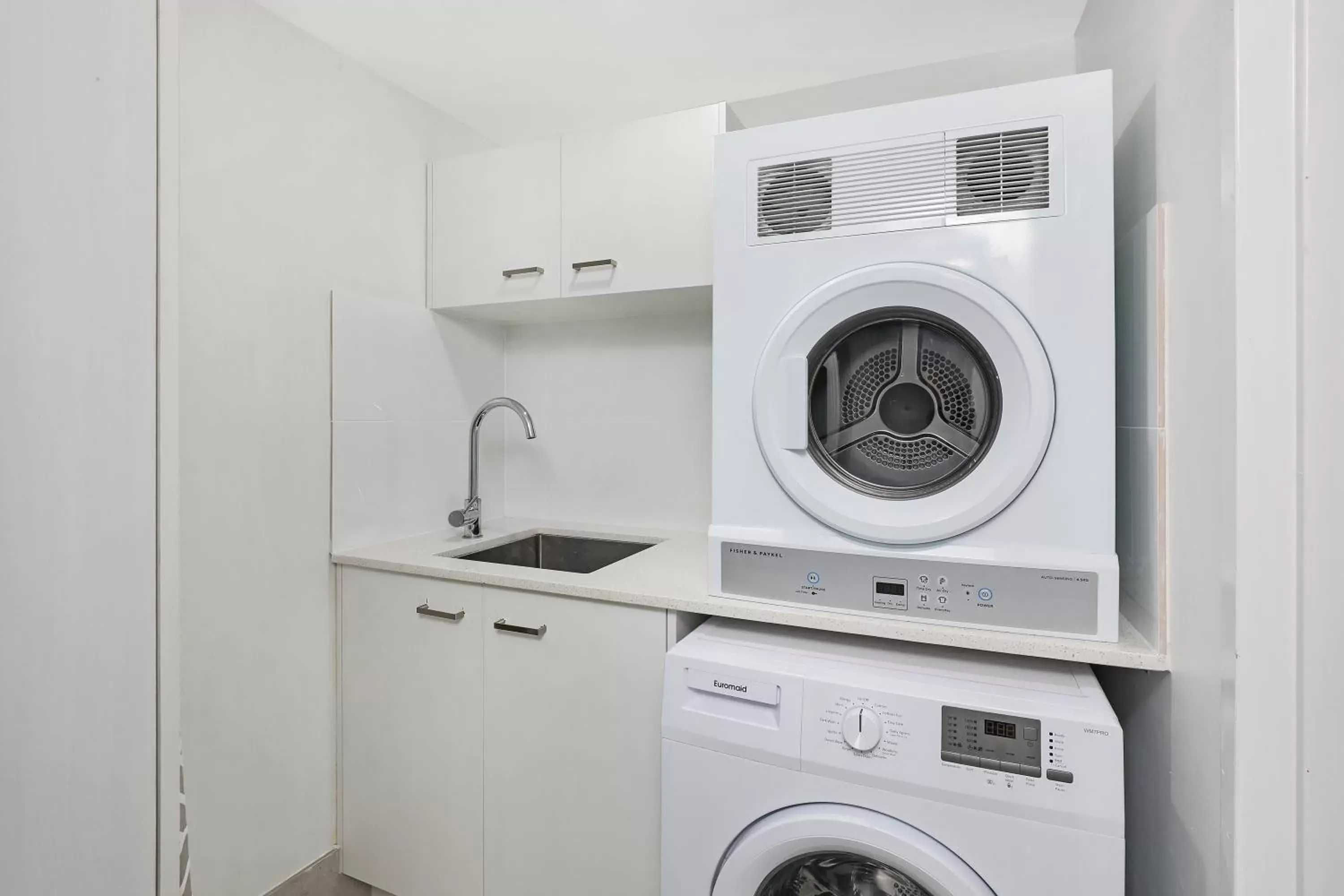 Kitchen/Kitchenette in Beachside Resort Kawana Waters