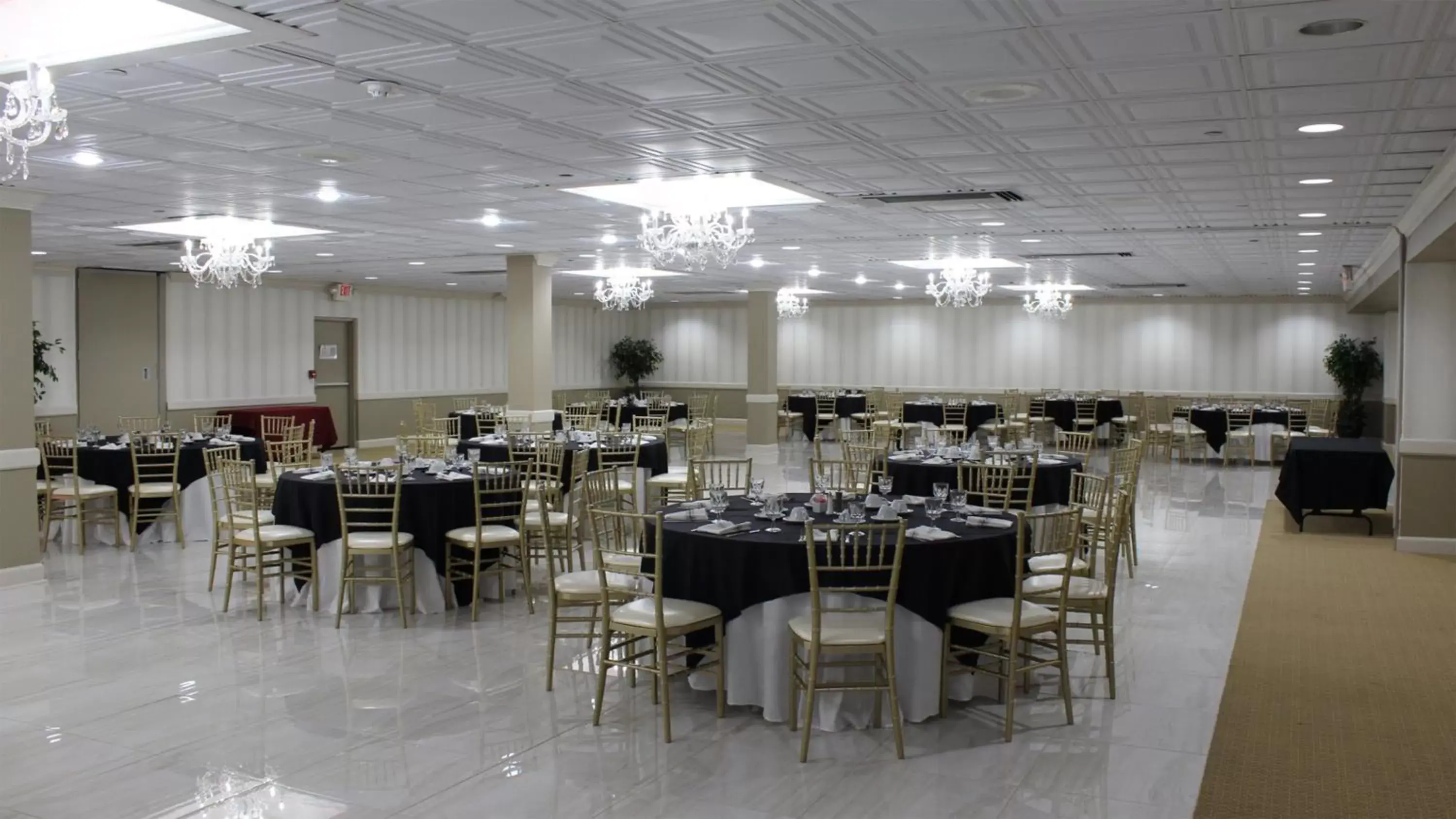 Meeting/conference room, Restaurant/Places to Eat in Holiday Inn Hazlet, an IHG Hotel