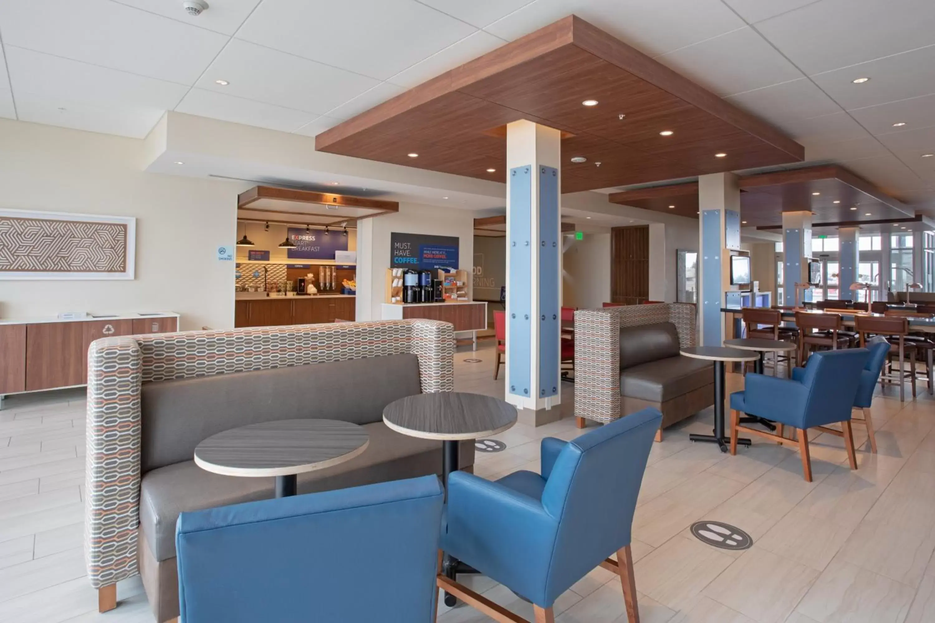 Breakfast, Lounge/Bar in Holiday Inn Express & Suites - Goodland I-70, an IHG Hotel