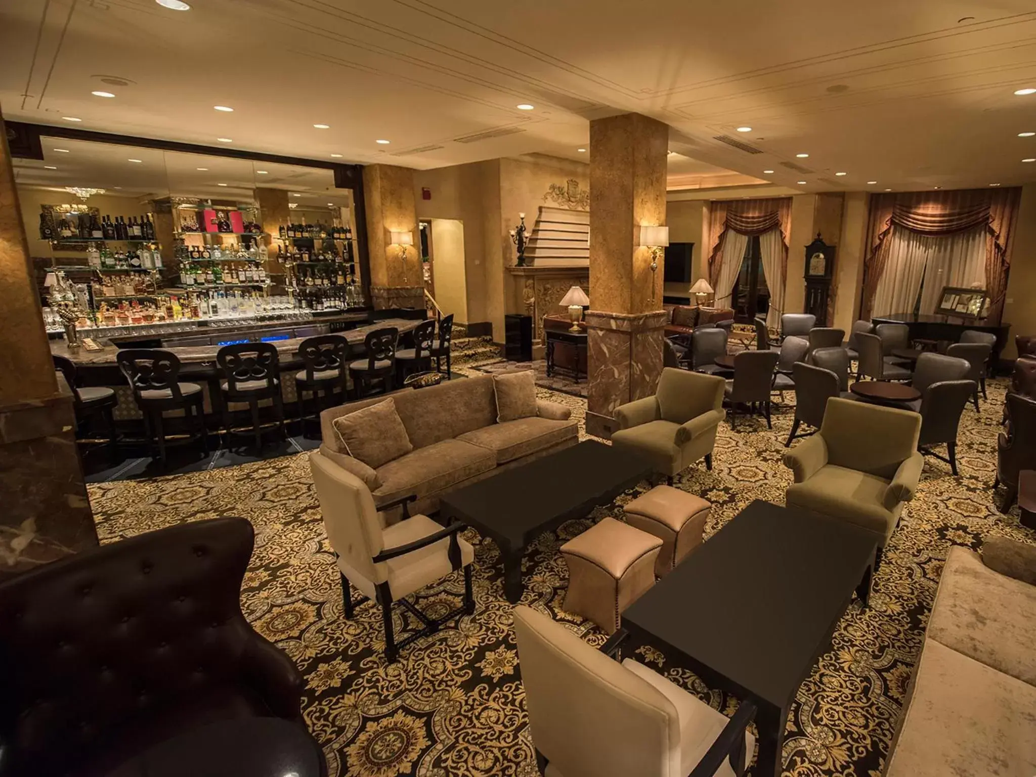 Lobby or reception, Lounge/Bar in The Pfister Hotel