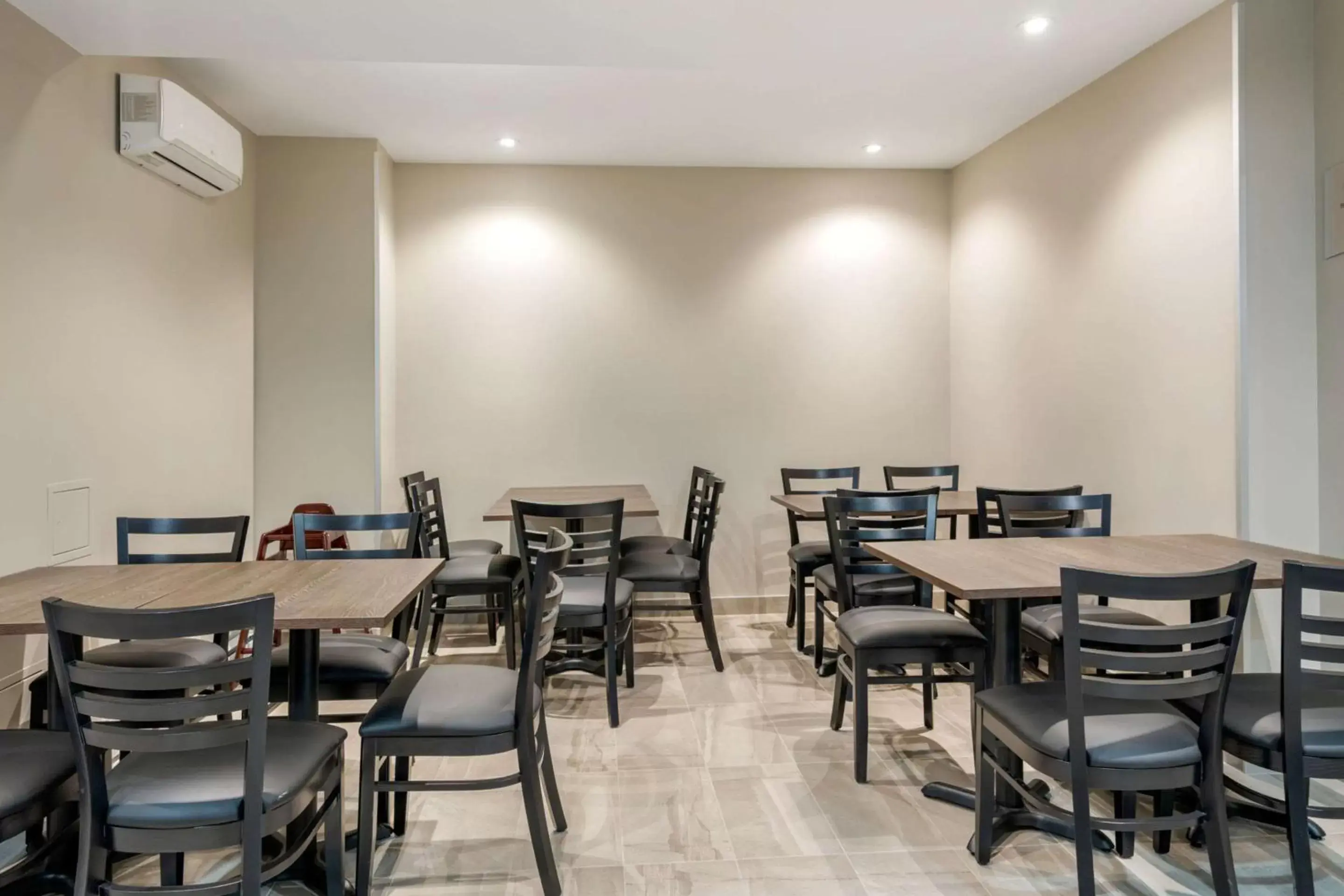 Restaurant/Places to Eat in Quality Inn Centre-Ville