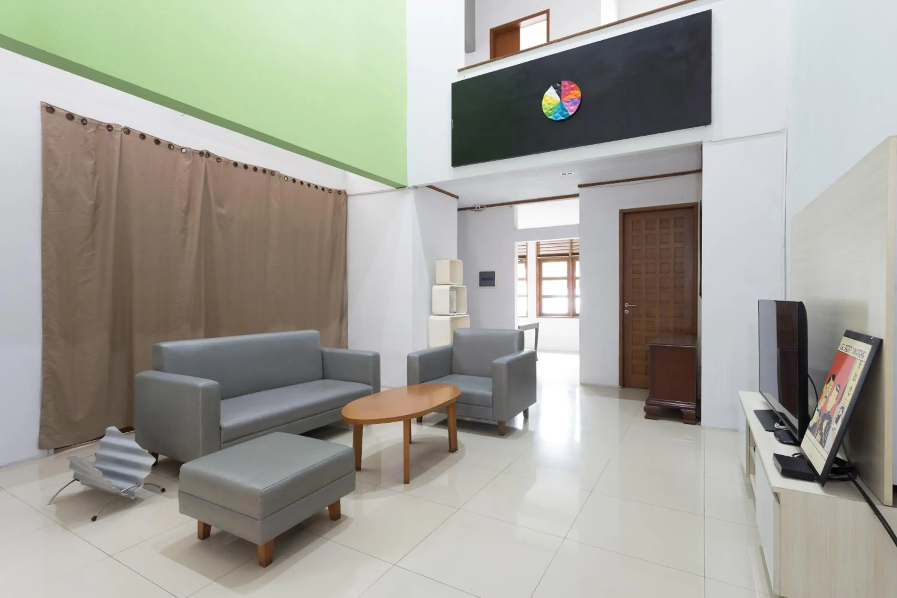 Communal lounge/ TV room, Seating Area in RedDoorz Plus near Cilandak Town Square 2