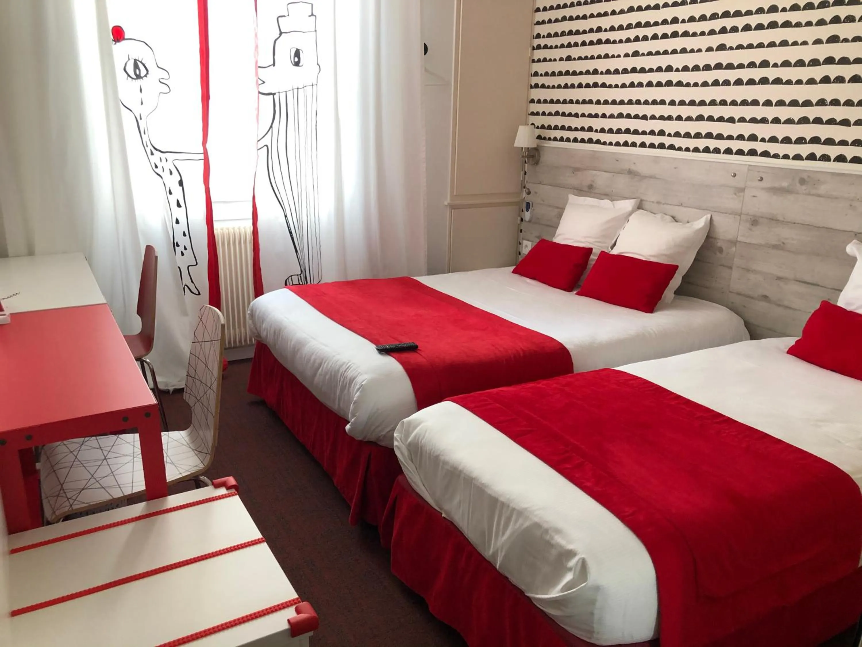 Photo of the whole room, Bed in Hôtel Concorde