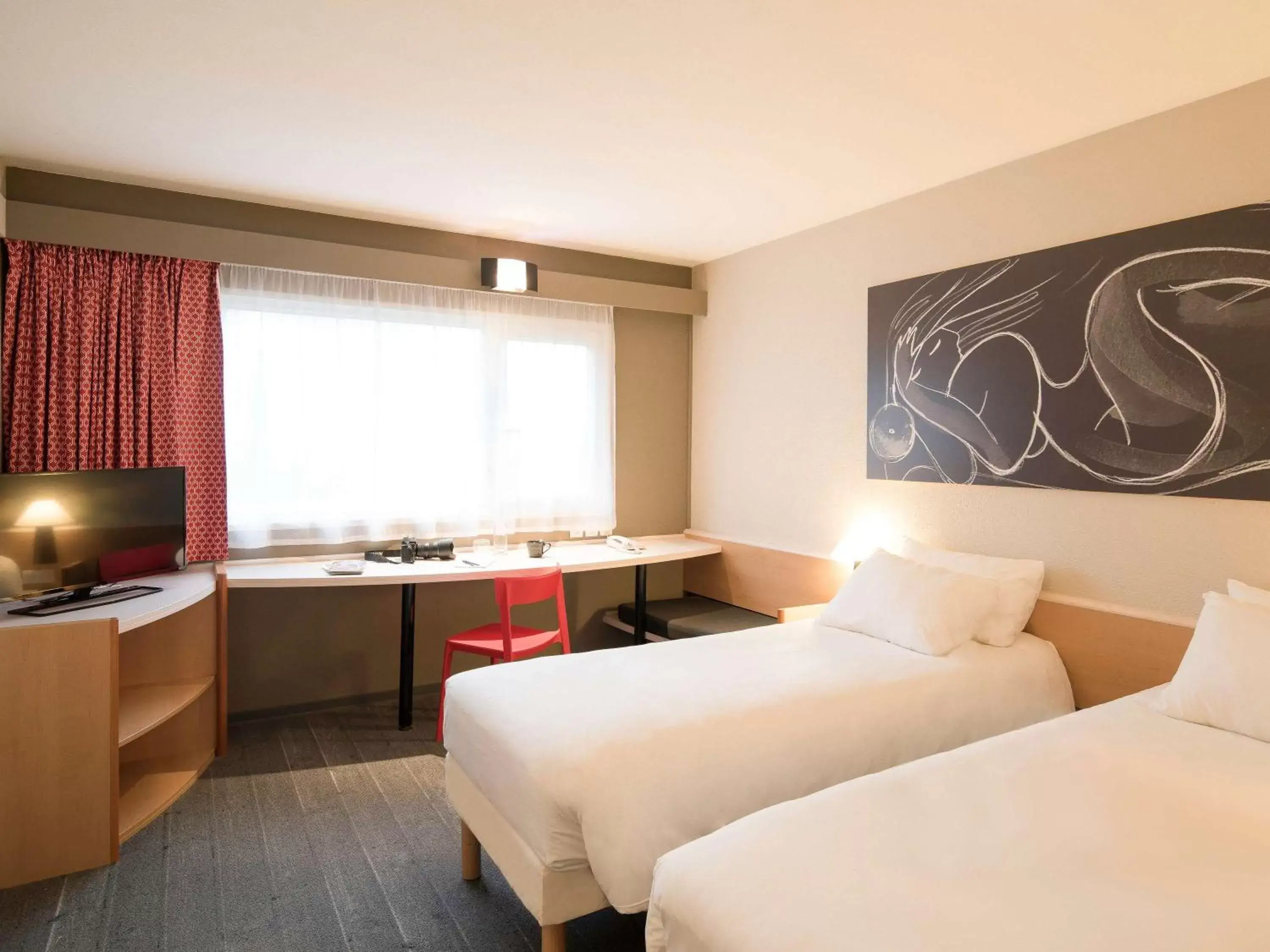 Photo of the whole room, Bed in ibis Metz Nord