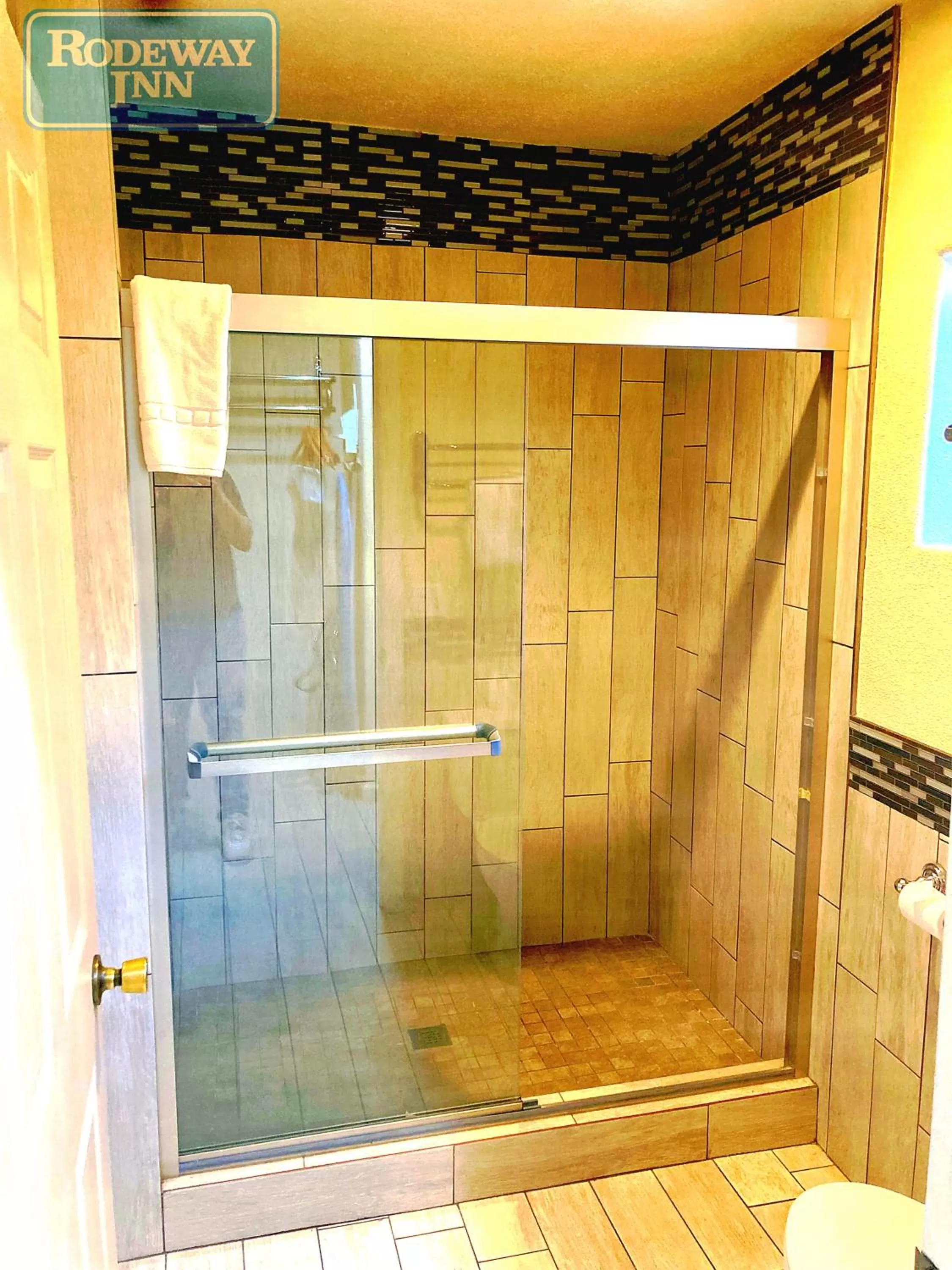 Shower in Rodeway Inn near Coachella