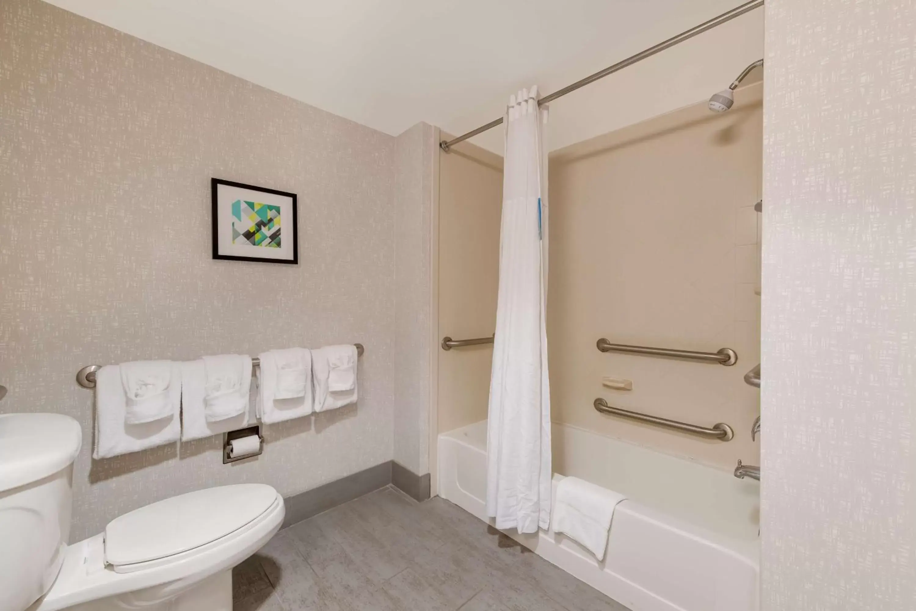 Bathroom in Hampton Inn & Suites Charlotte-Airport