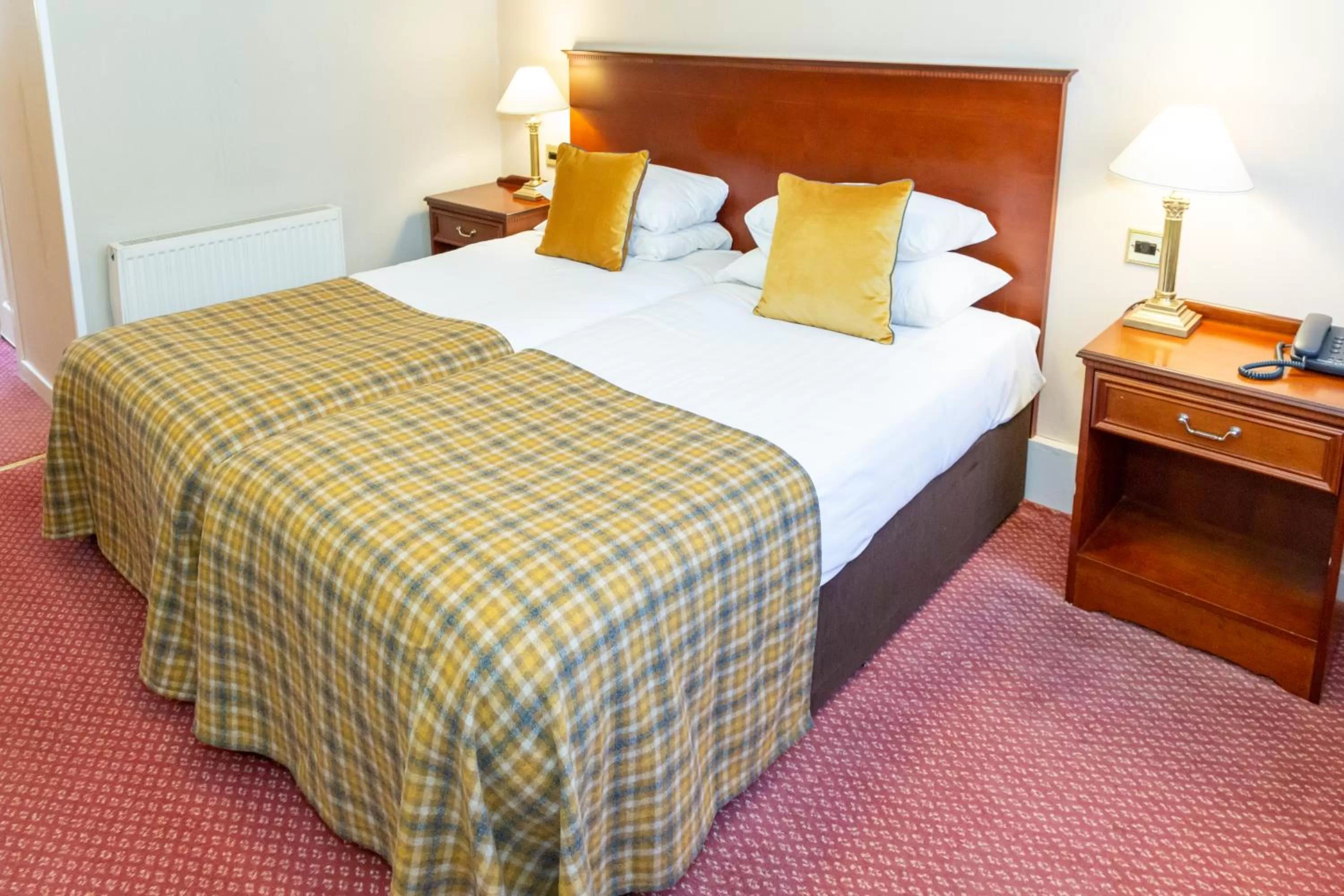 Bedroom, Bed in Alexandra Hotel