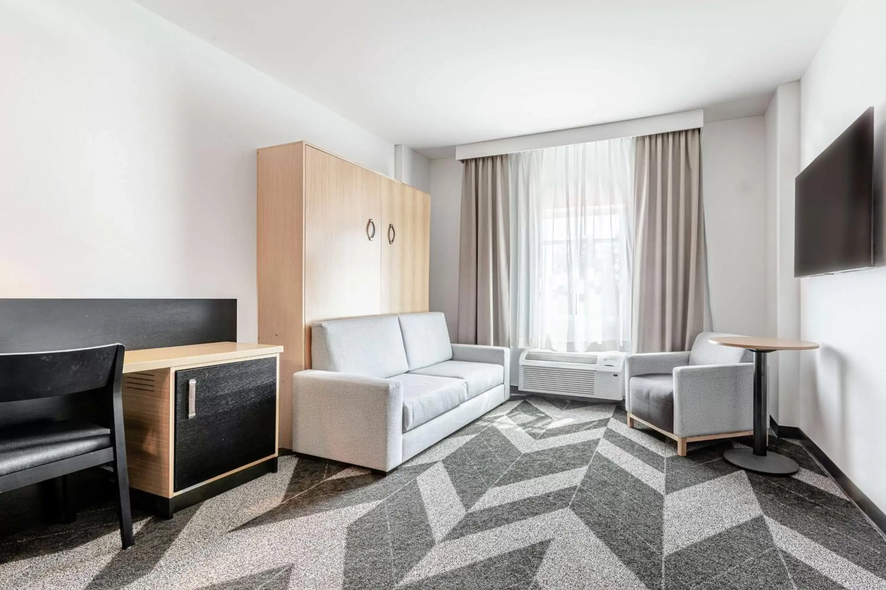 Bedroom, Seating Area in DoubleTree by Hilton Quebec Resort