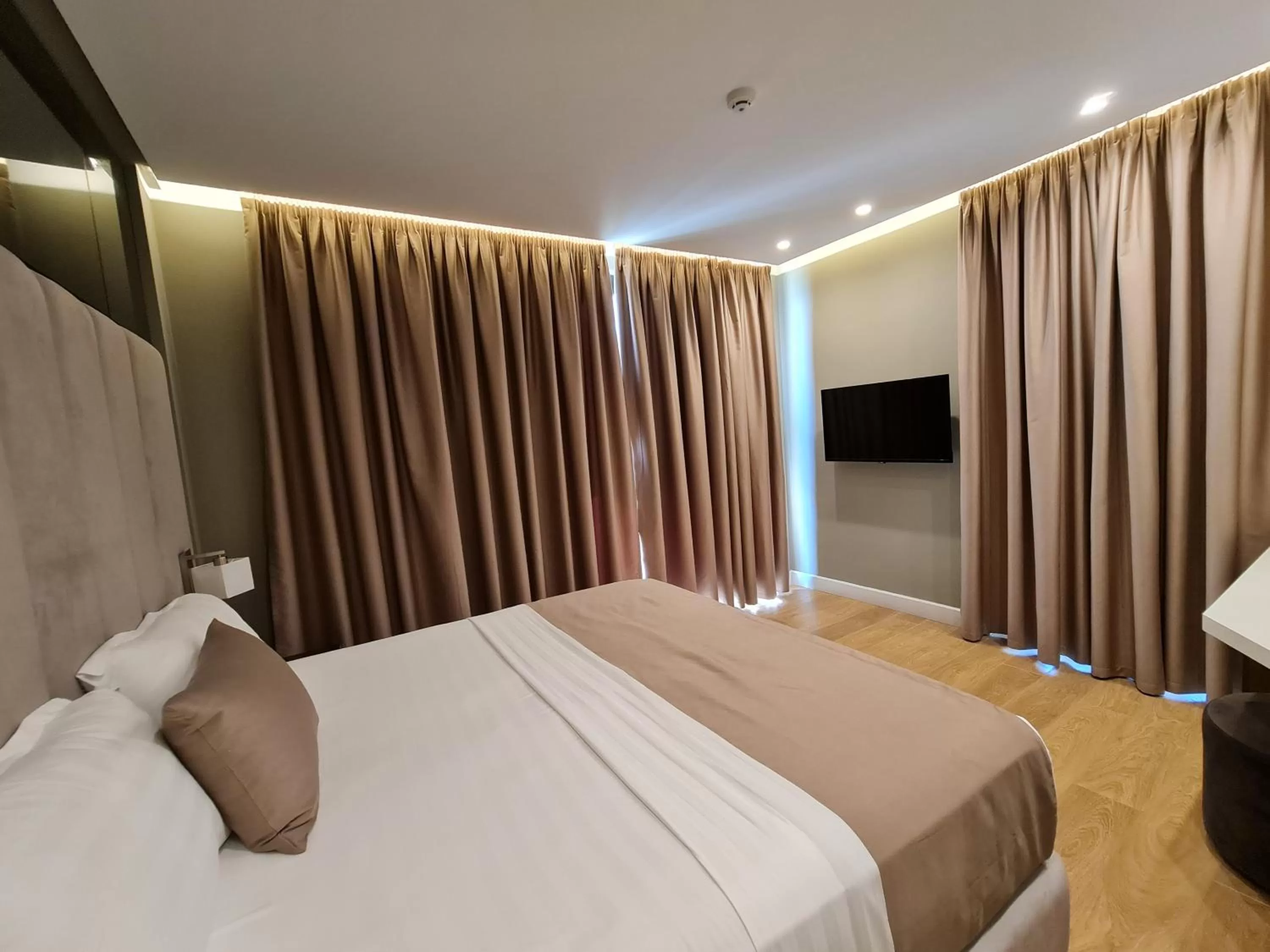 Photo of the whole room, Bed in Hotel Aross