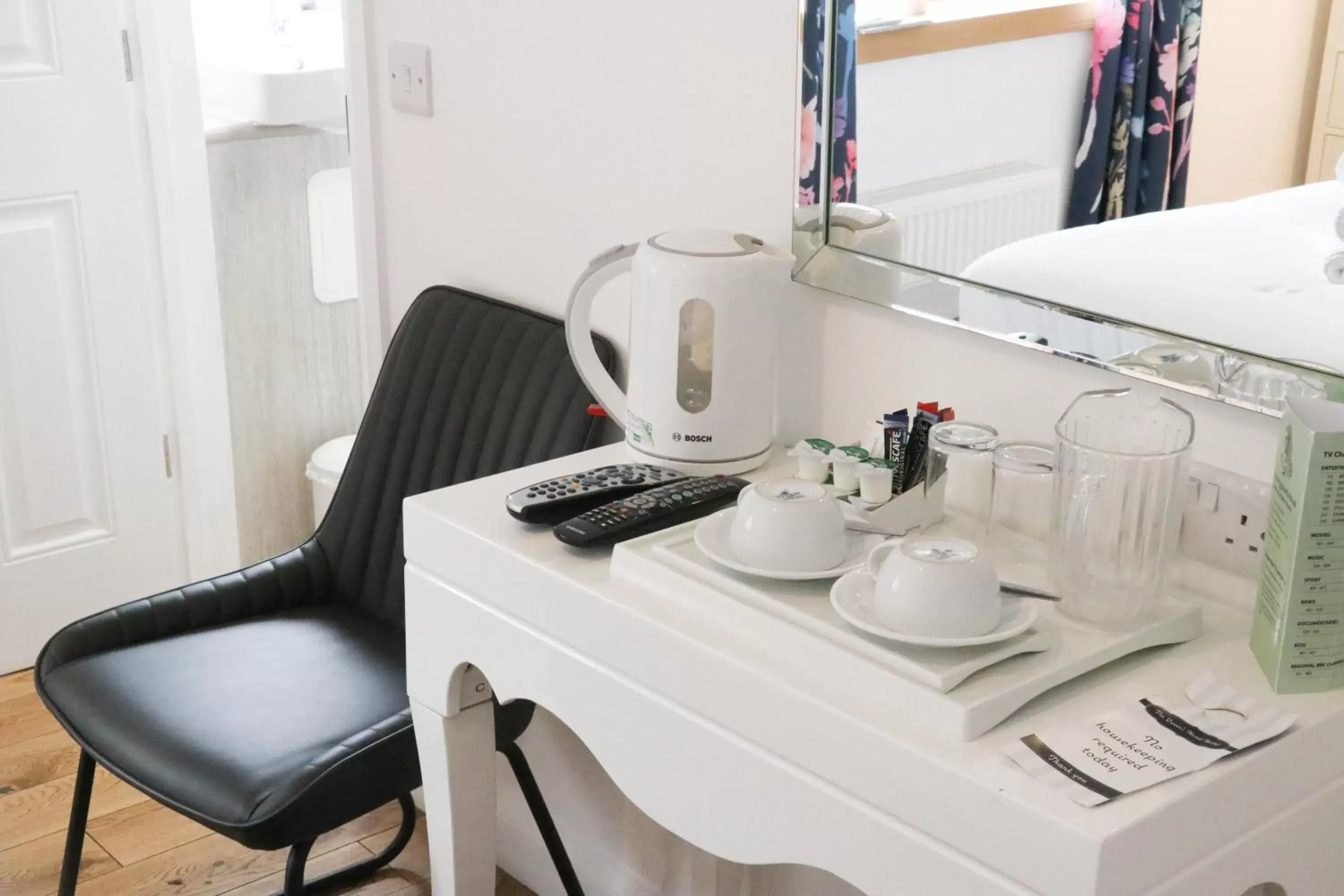 Coffee/tea facilities in The Queen's Head Hotel