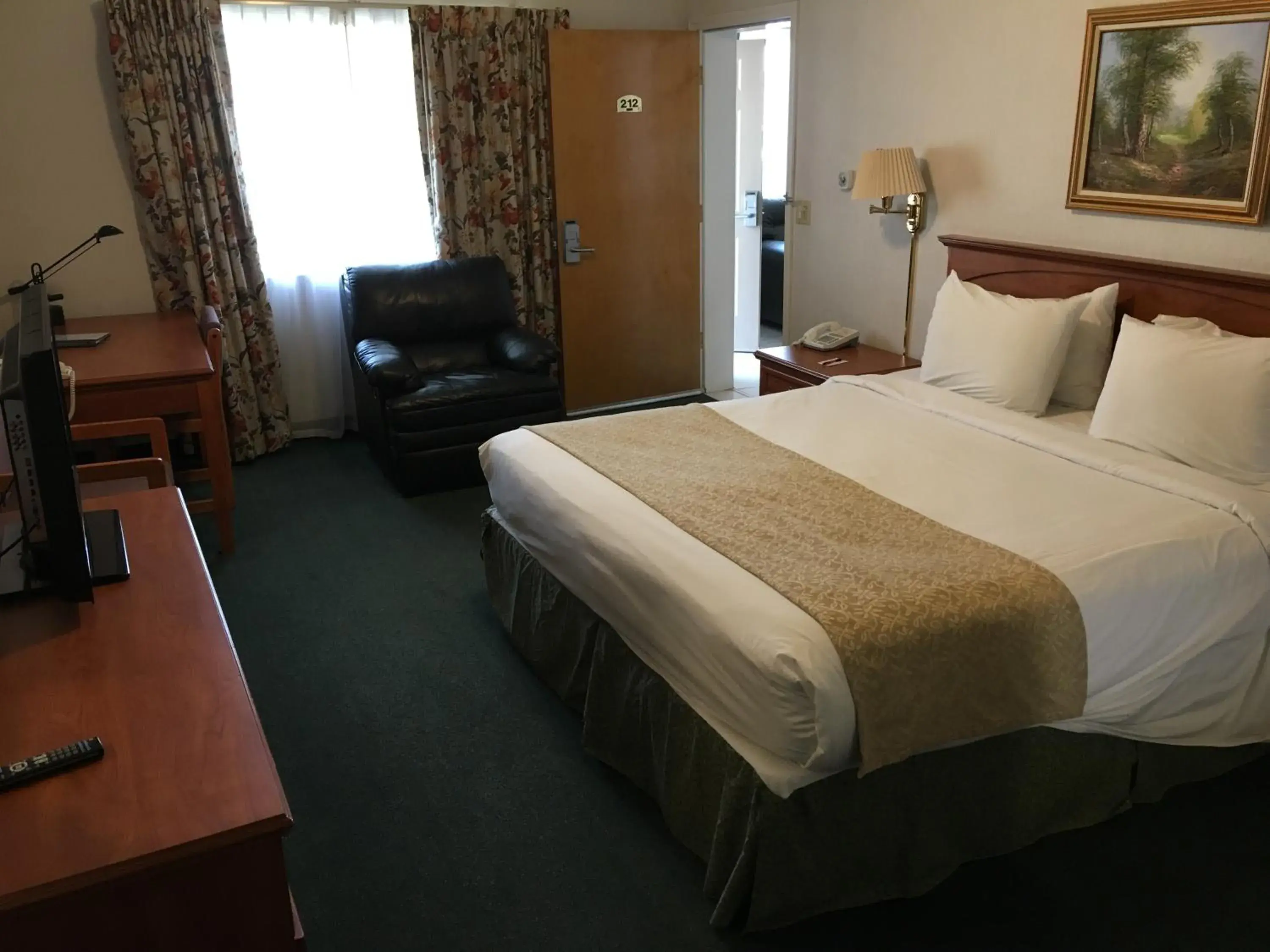 Photo of the whole room, Bed in Garden Inn and Suites Fresno