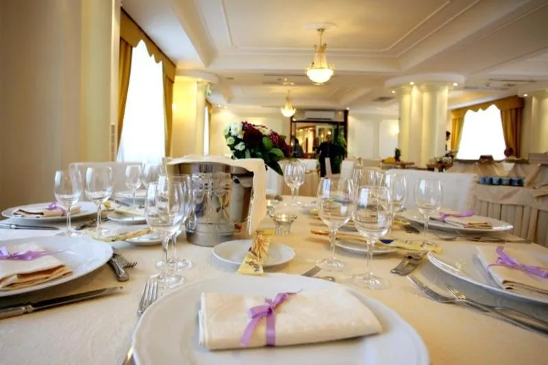 Restaurant/places to eat in Hotel dei Platani