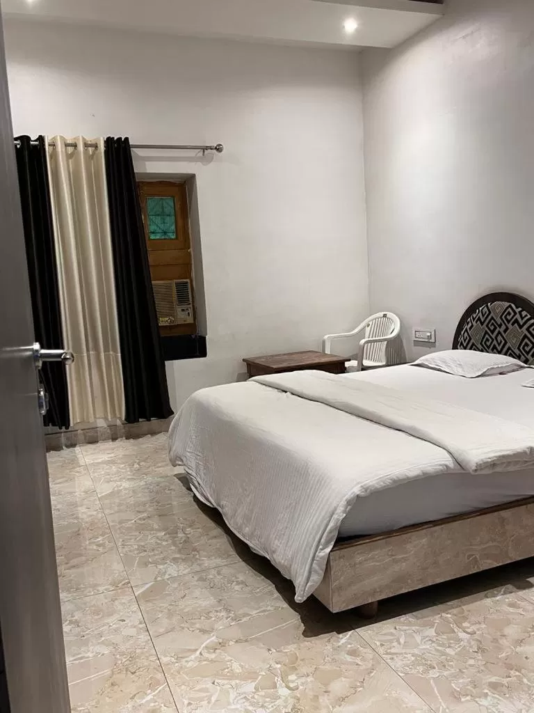 Bed in Hotel Rani Palace at Lake Fatehsagar