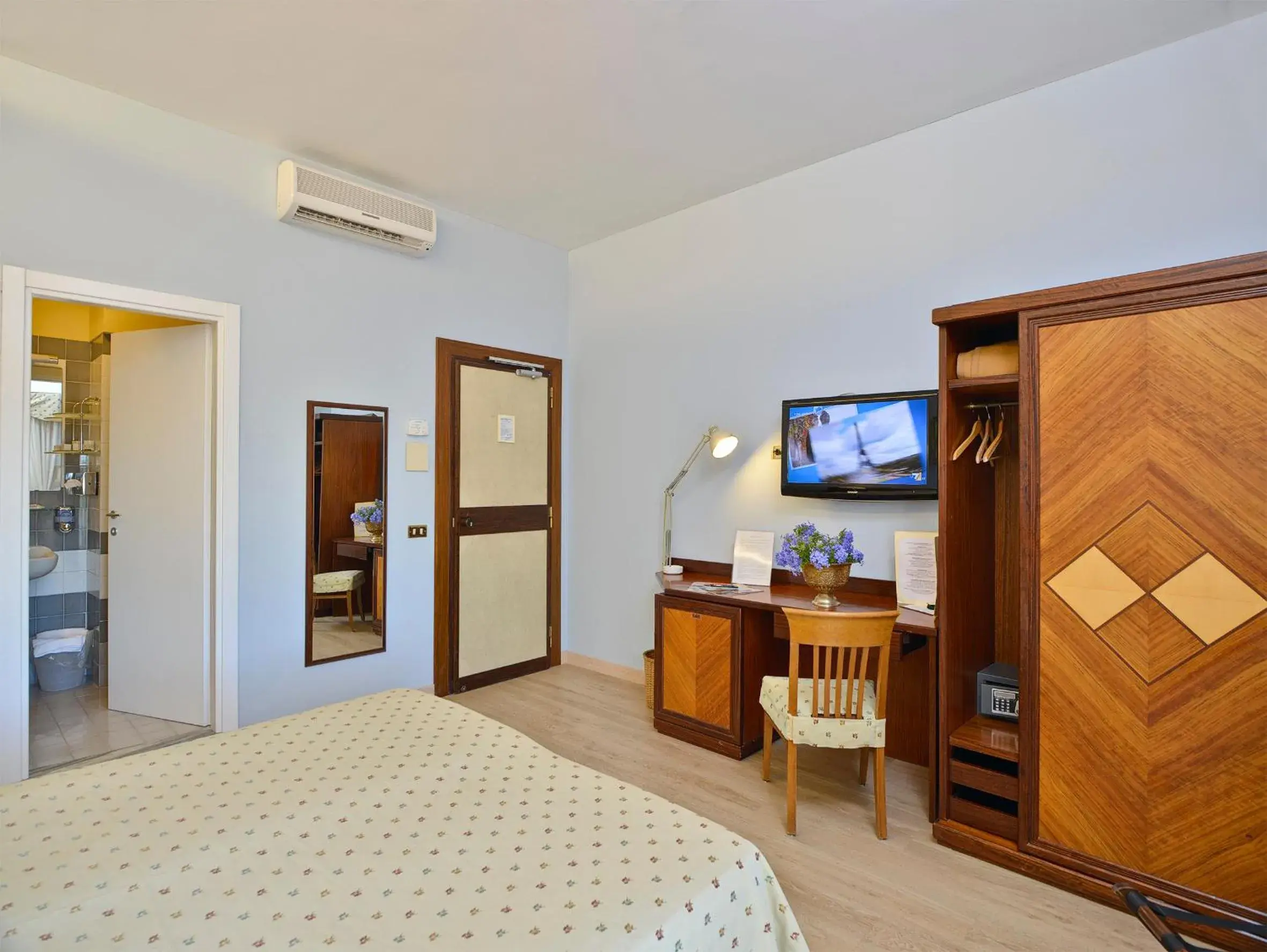 Bedroom, TV/Entertainment Center in Hotel Cacciani