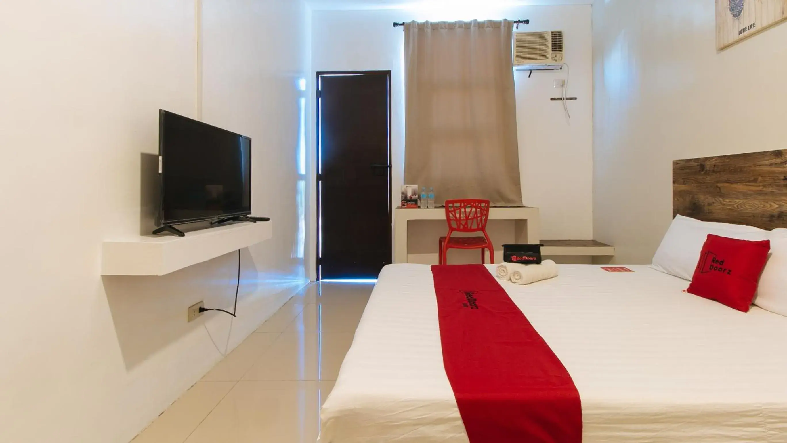 Bedroom, TV/Entertainment Center in RedDoorz @ Golite Washington