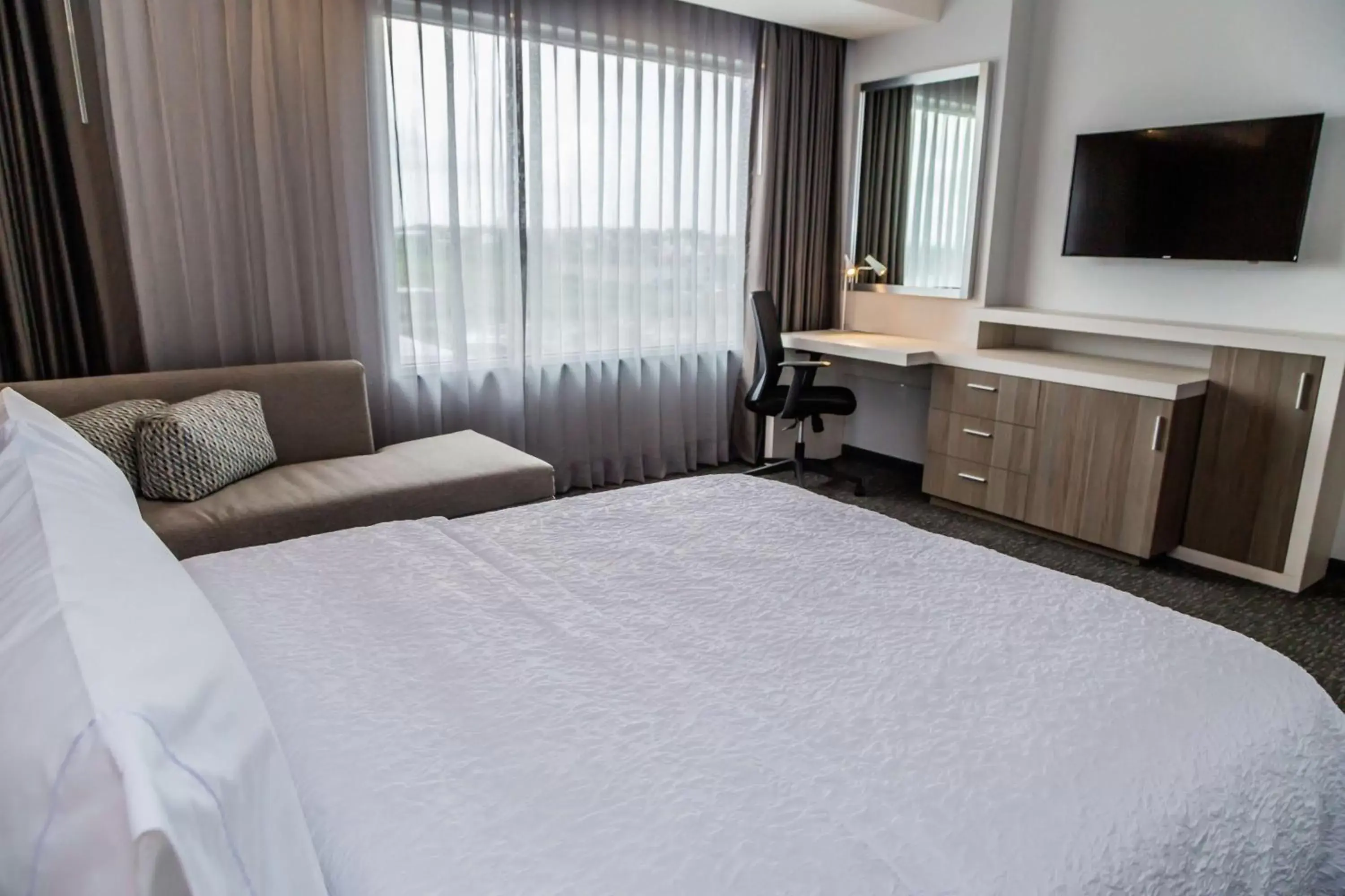 Bedroom, Bed in Hampton Inn & Suites By Hilton Puebla