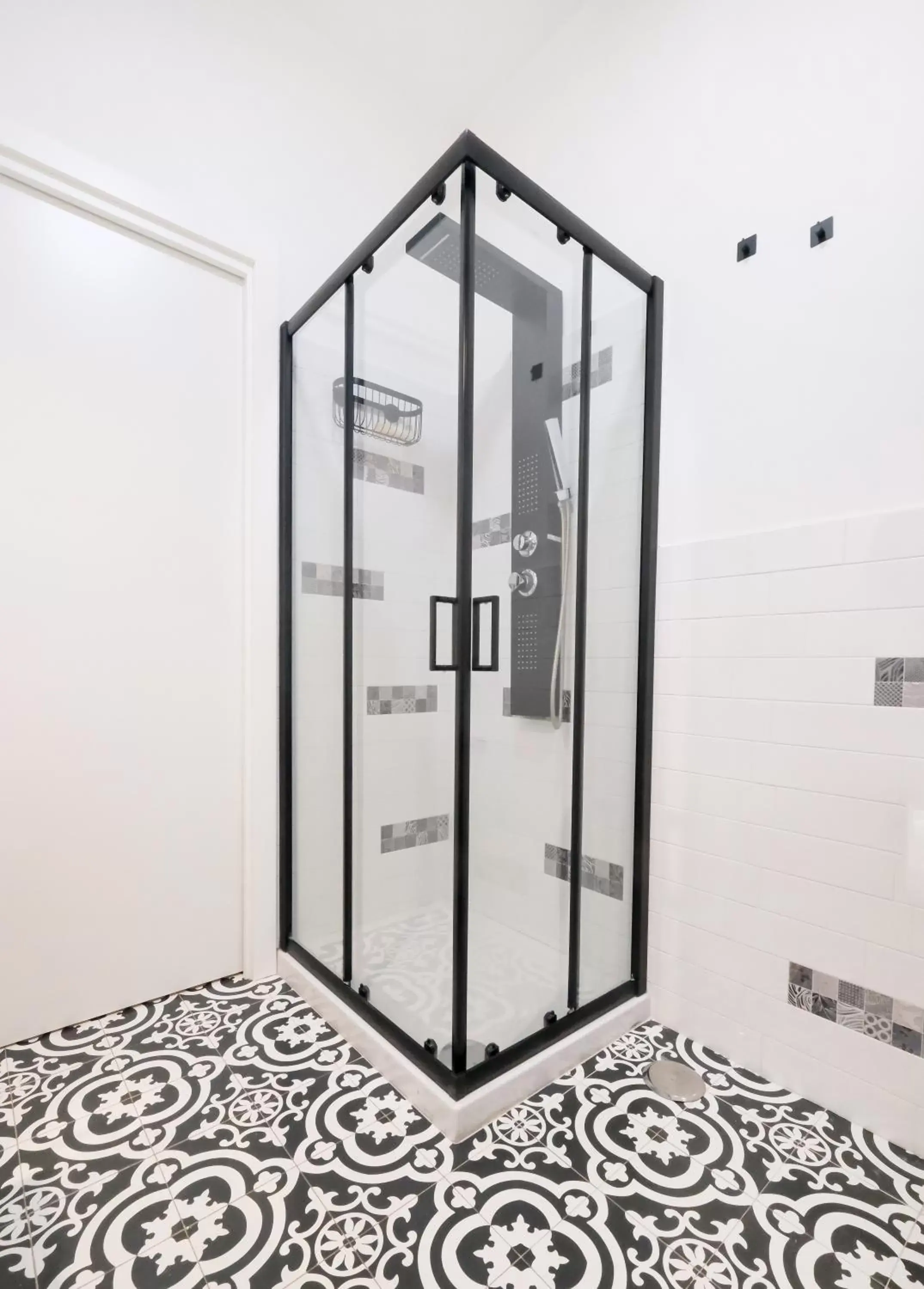 Shower, Floor Plan in LH51 B&B