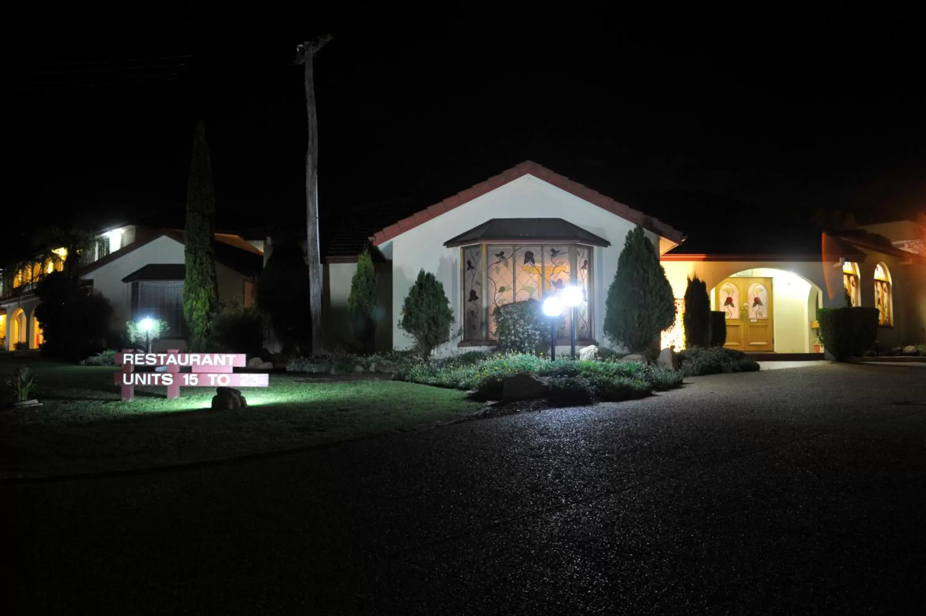 Night, Property Building in McNevins Warwick Motel