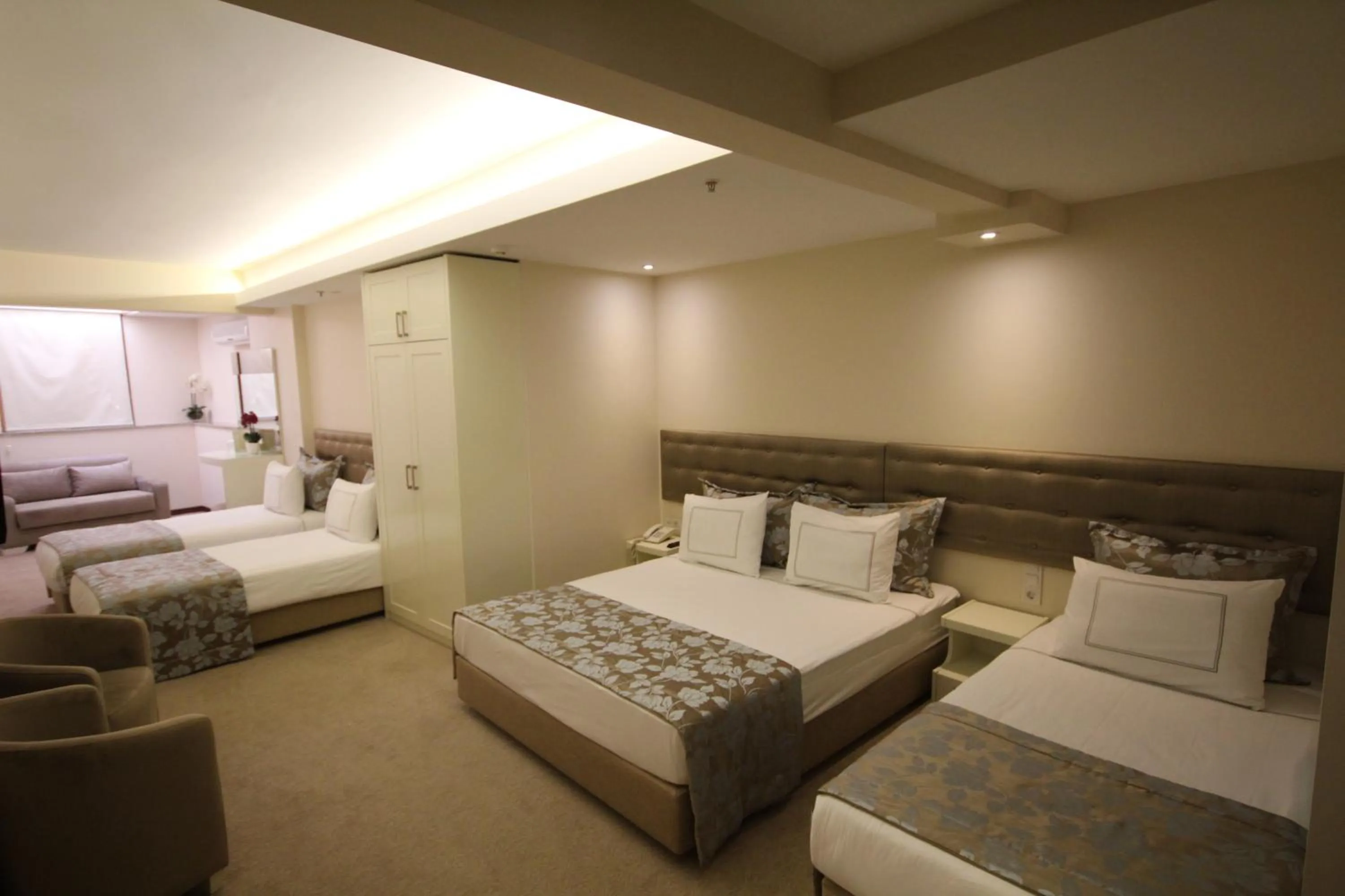 Photo of the whole room, Bed in Grand Washington Hotel