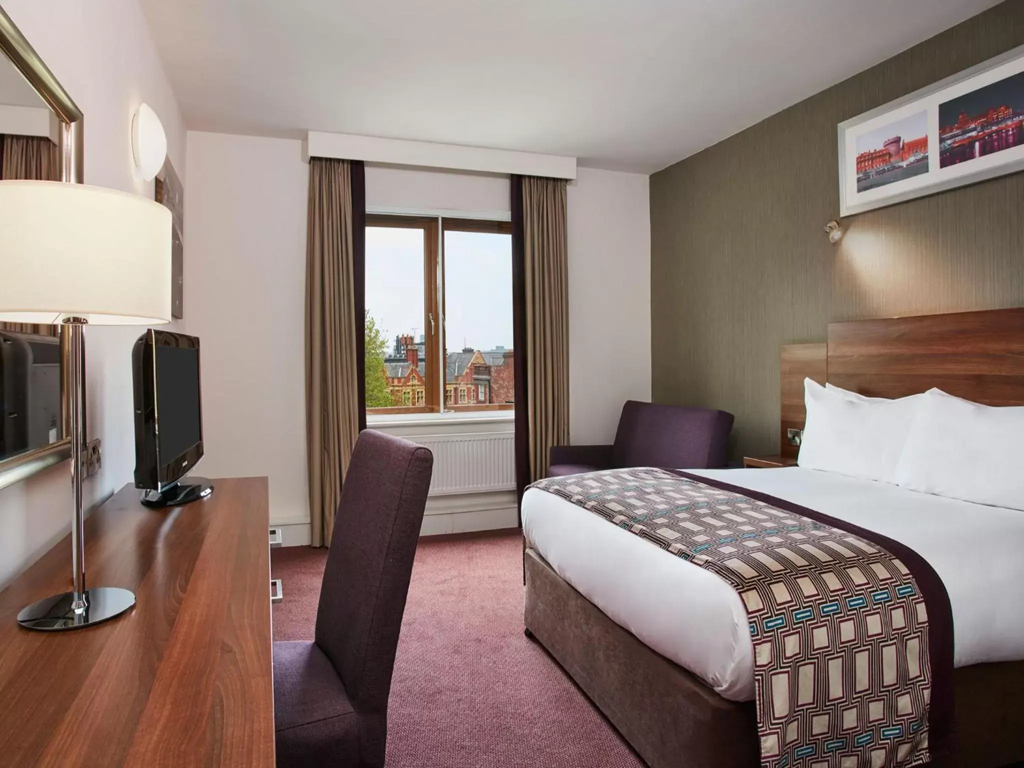 Bedroom in Leonardo Hotel Dublin Christchurch - Formerly Jurys Inn