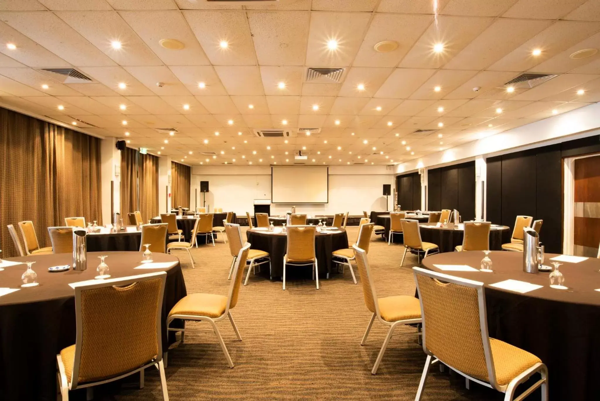 Meeting/conference room in Holiday Inn Suva, an IHG Hotel