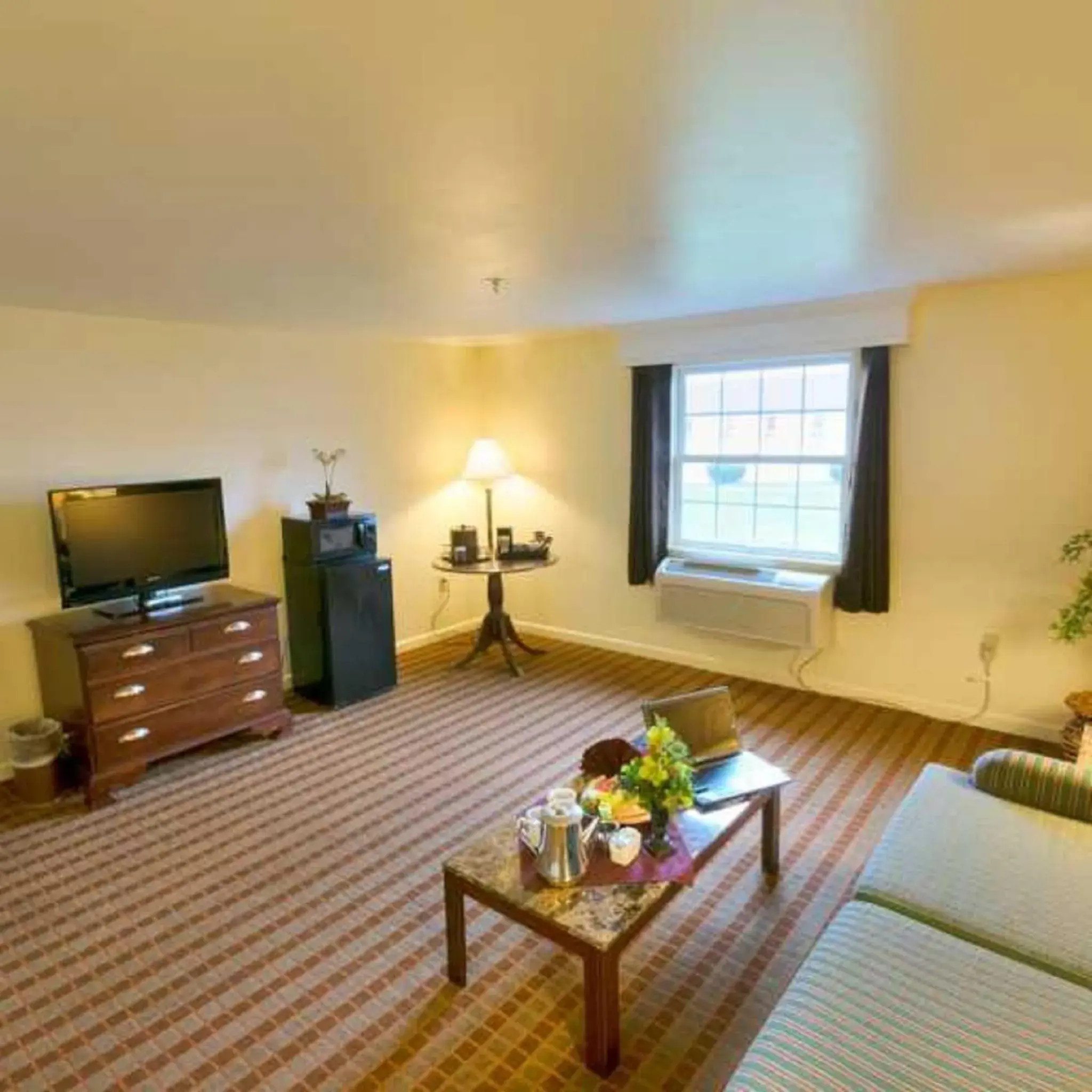 TV and multimedia, Seating Area in The Inn at Reading Hotel & Conference Center