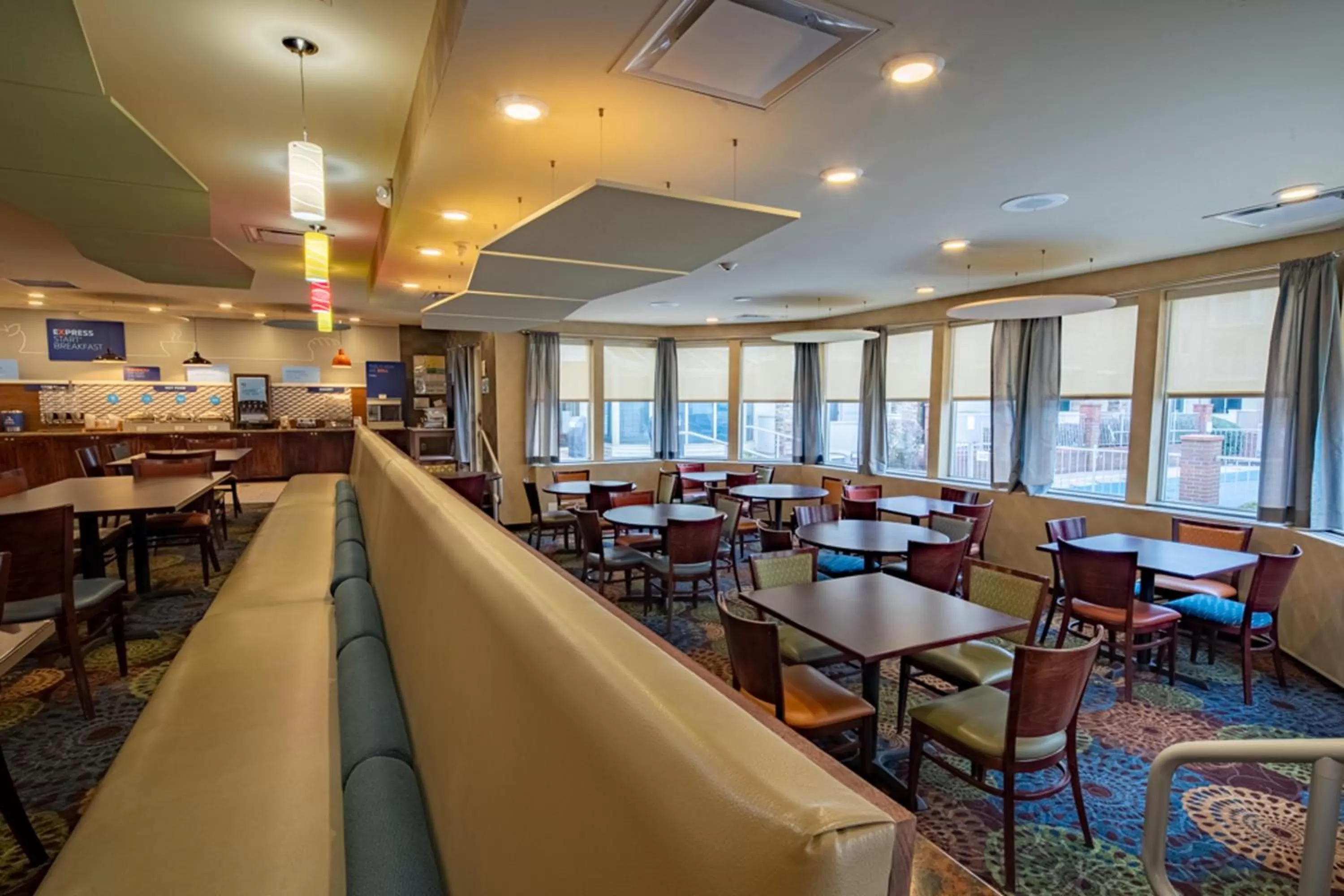 Restaurant/places to eat in Holiday Inn Express Hotel & Suites Pittsburgh Airport by IHG
