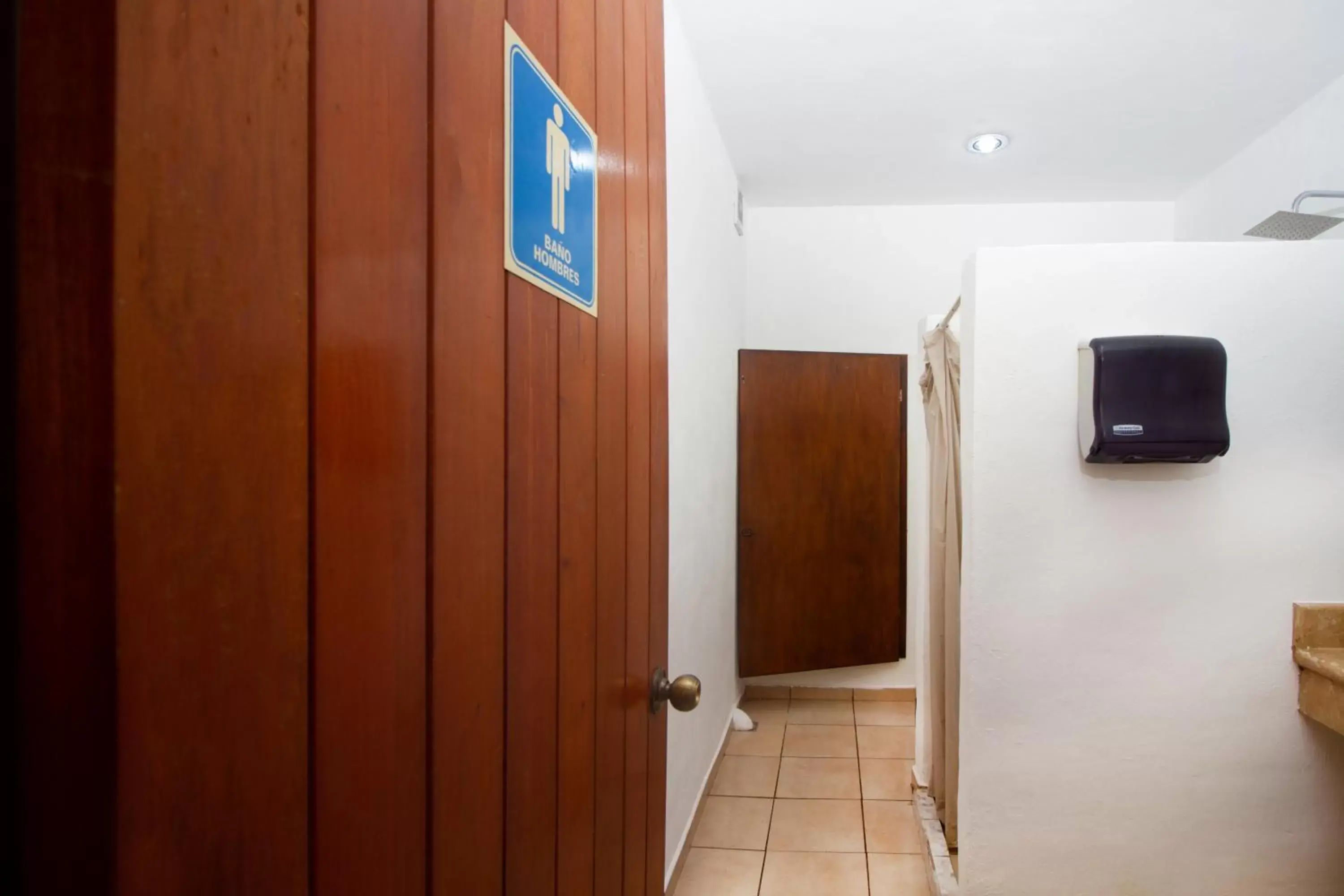 Bathroom, TV/Entertainment Center in Hotel Bosque Caribe, 5th Av. zone