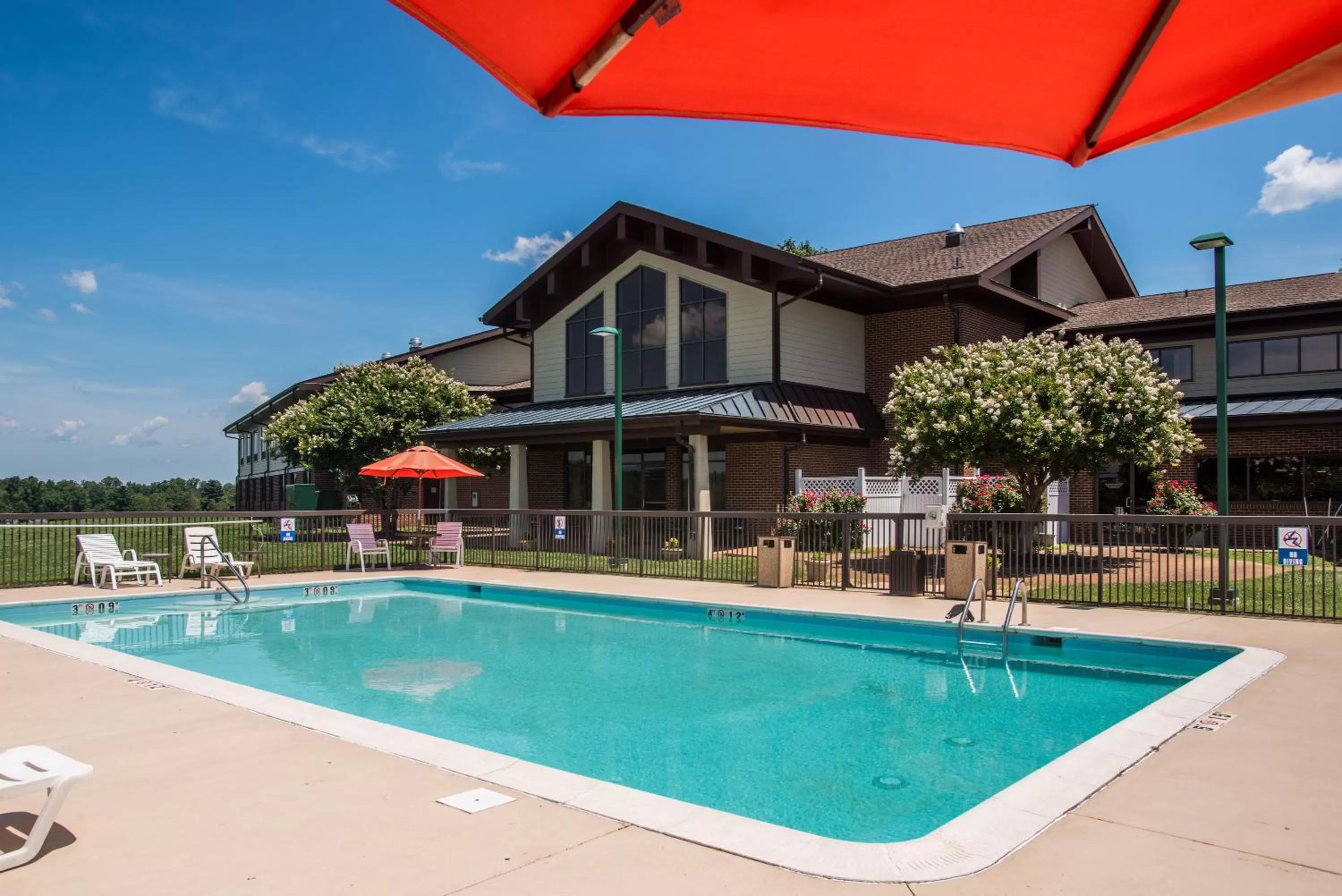 Swimming pool in Round Hill Inn
