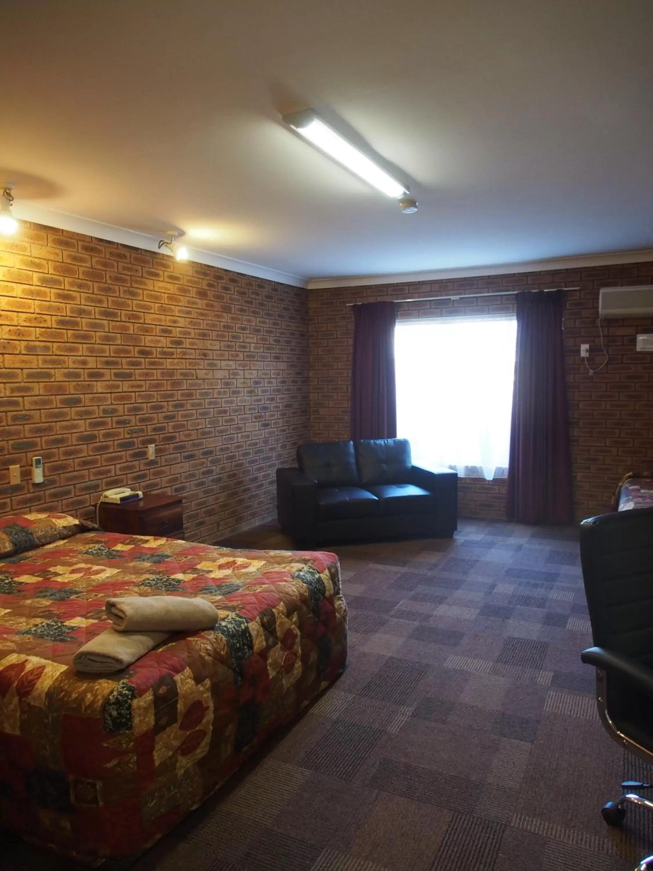 Bed in Cobar Town & Country Motor Inn