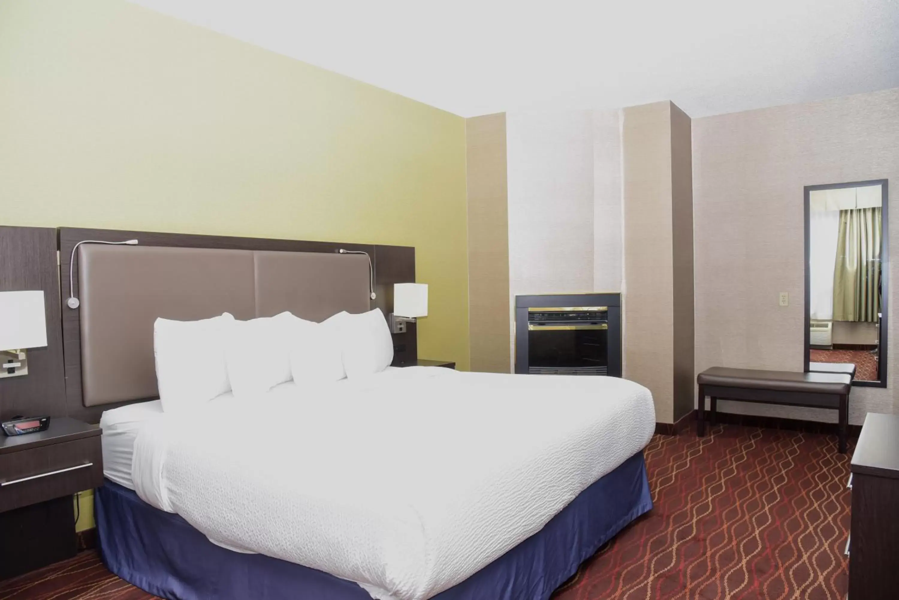 Bedroom, Bed in Days Inn by Wyndham Ottawa