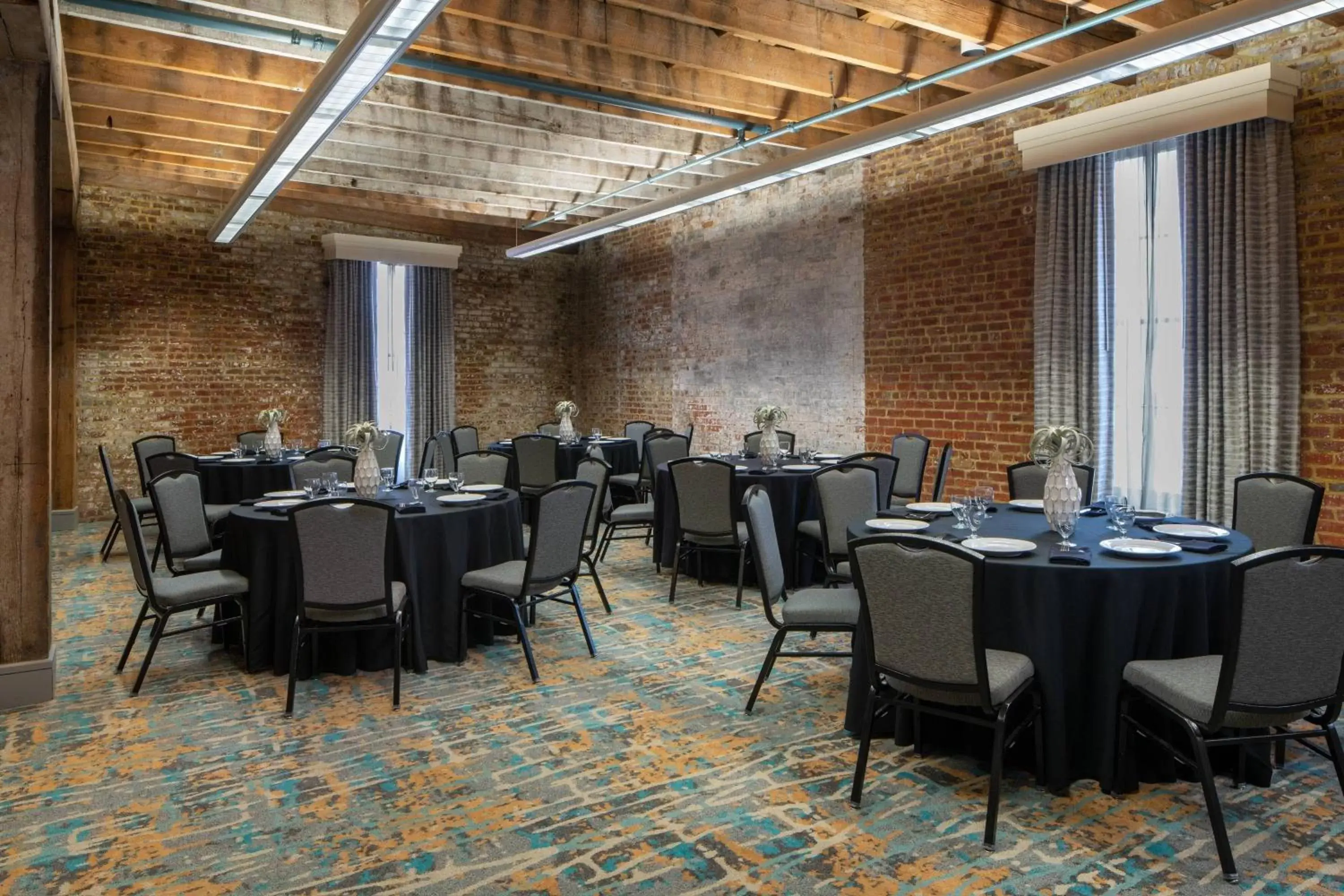 Meeting/conference room, Restaurant/Places to Eat in Courtyard by Marriott New Orleans Warehouse Arts District