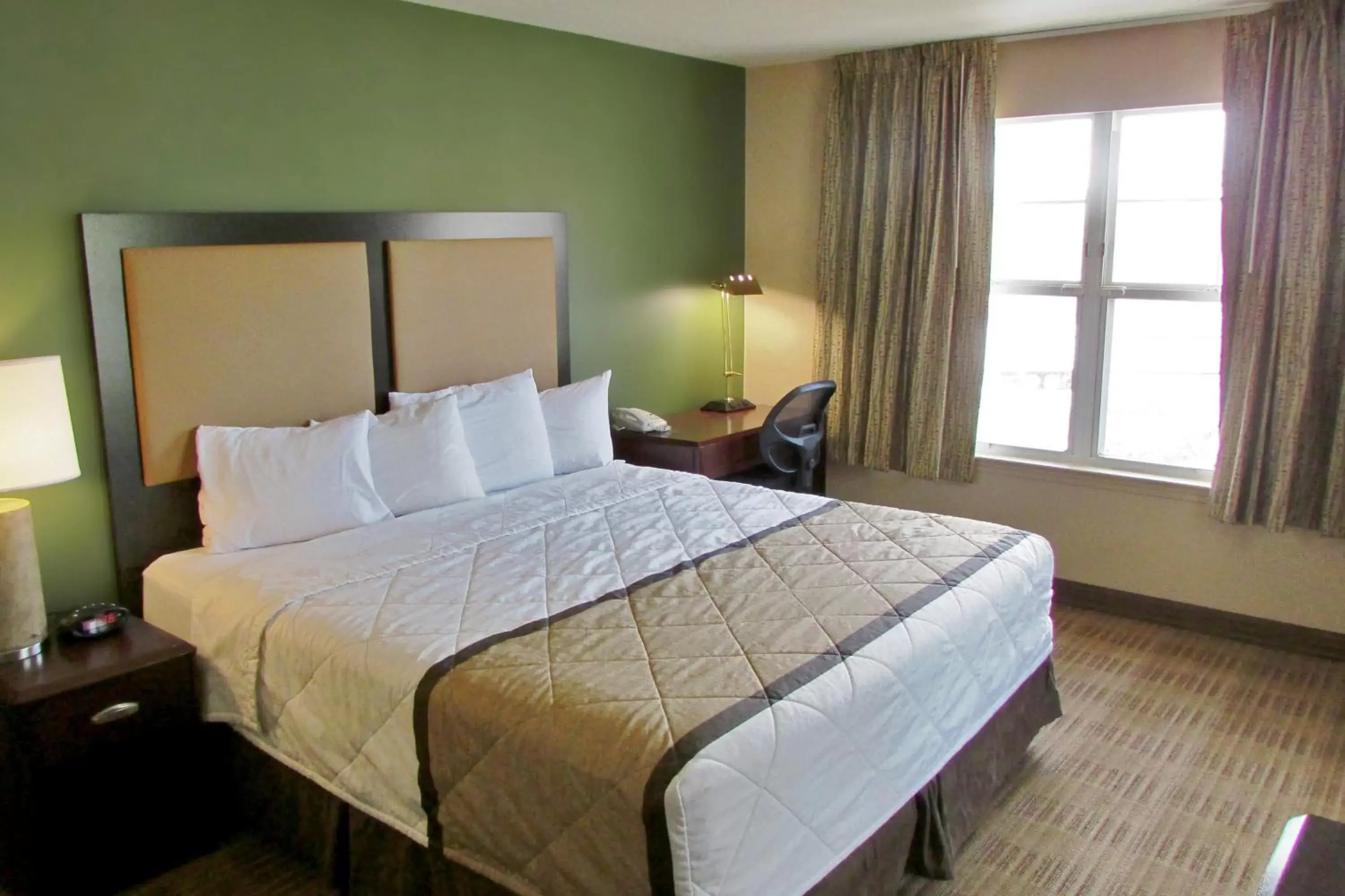 Bed in Extended Stay America Suites - Jacksonville - Deerwood Park