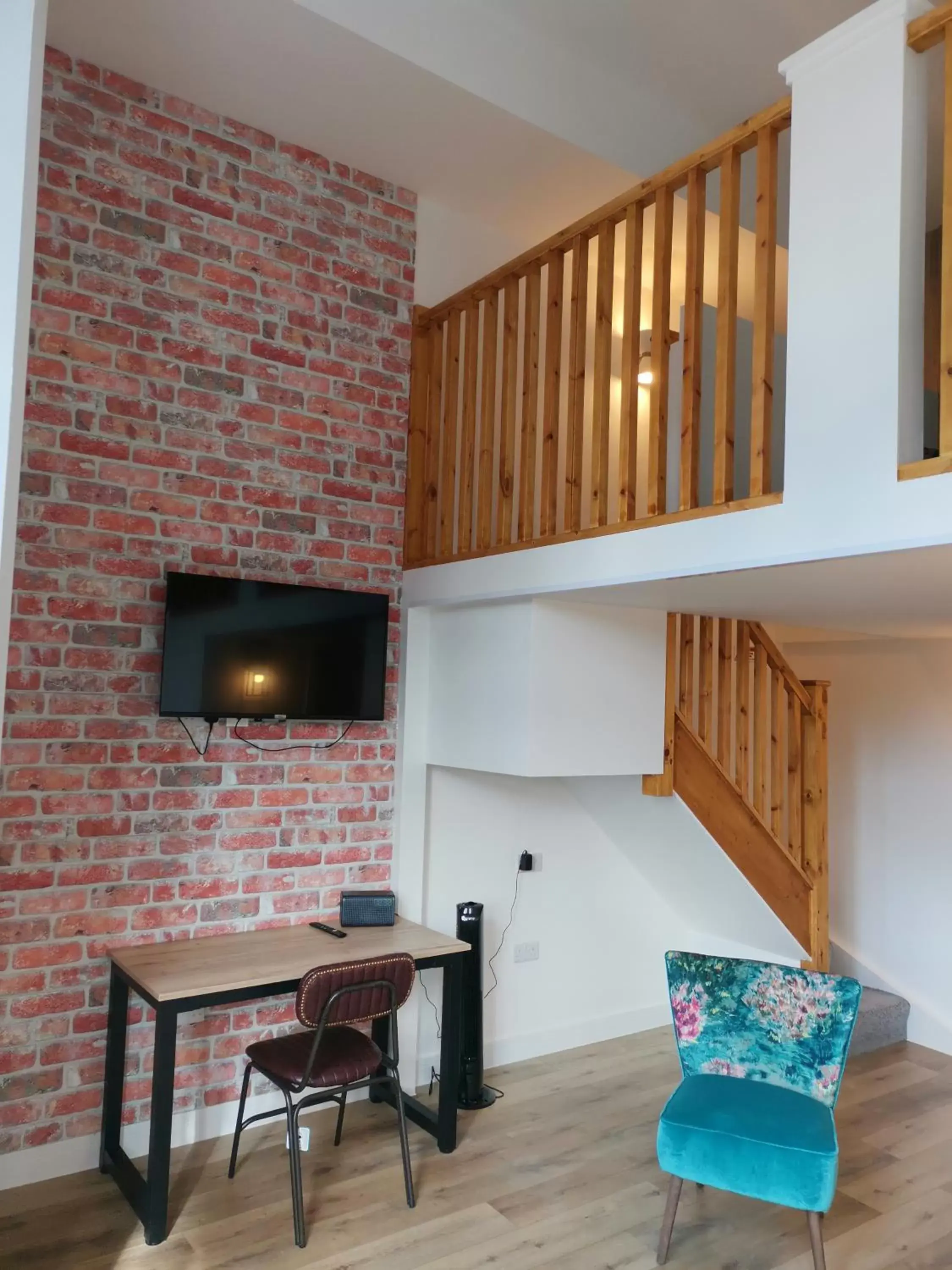 Bedroom, TV/Entertainment Center in The Northwick Arms Hotel