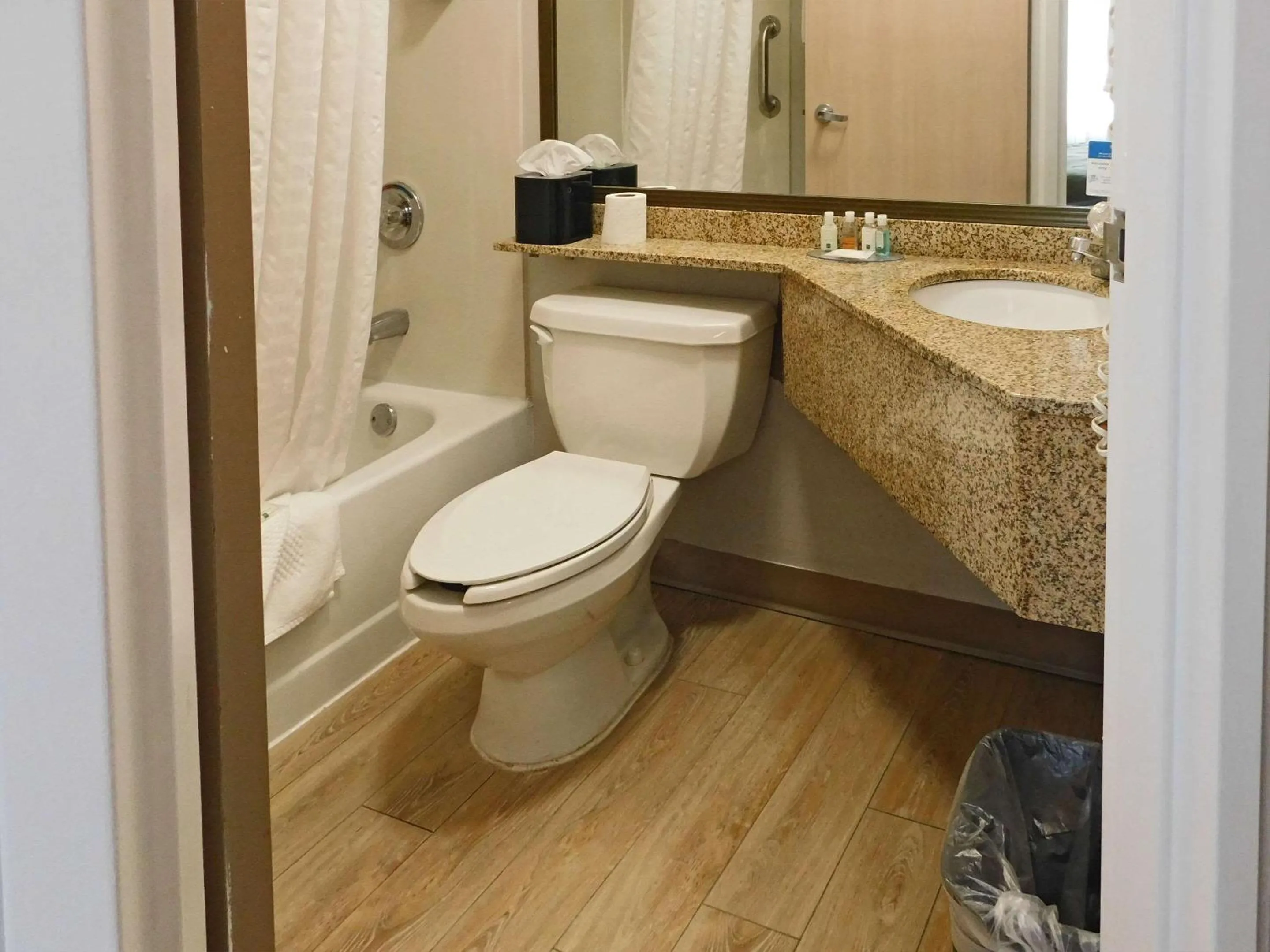 Bedroom in Quality Inn Colchester - Burlington