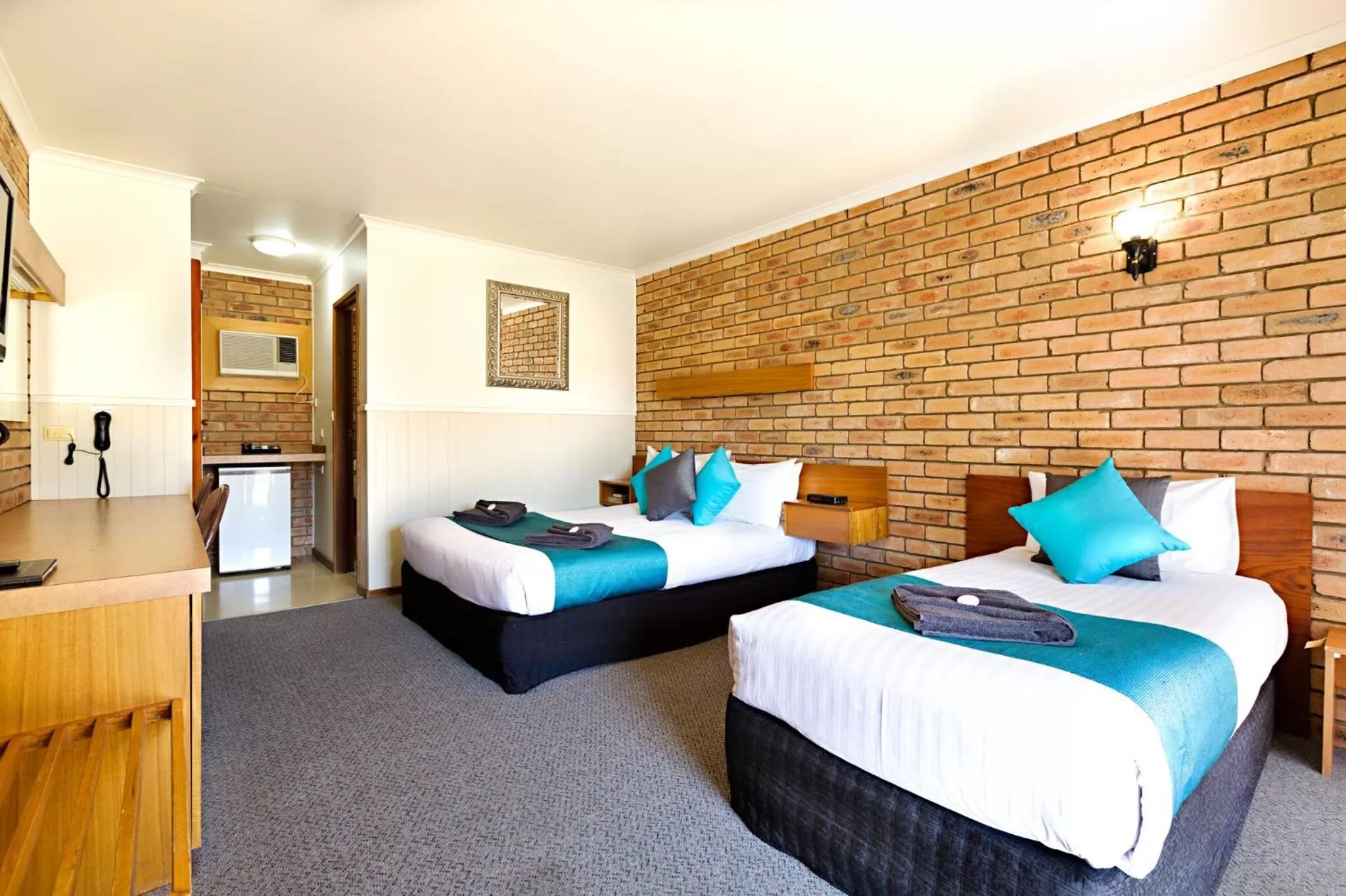 Living room, Bed in Statesman Motor Inn