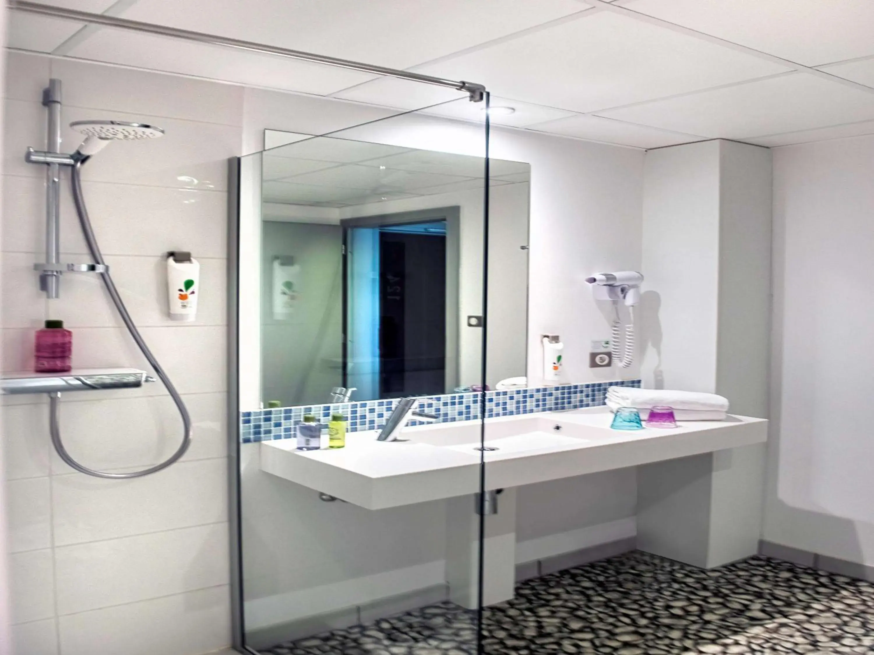 Photo of the whole room, Bathroom in ibis Styles Strasbourg Avenue du Rhin