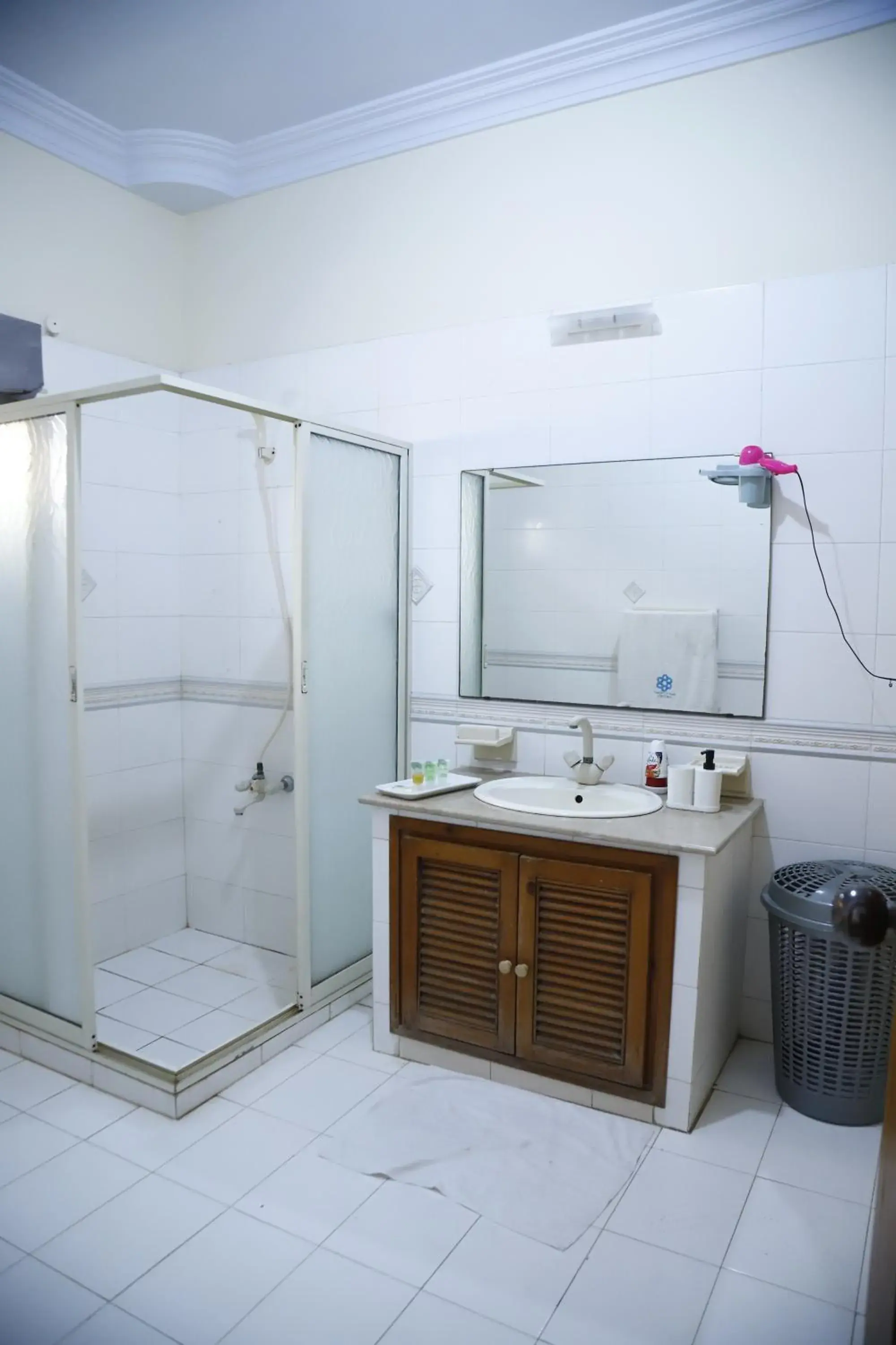 Shower, Bathroom in Waypoint Hotel
