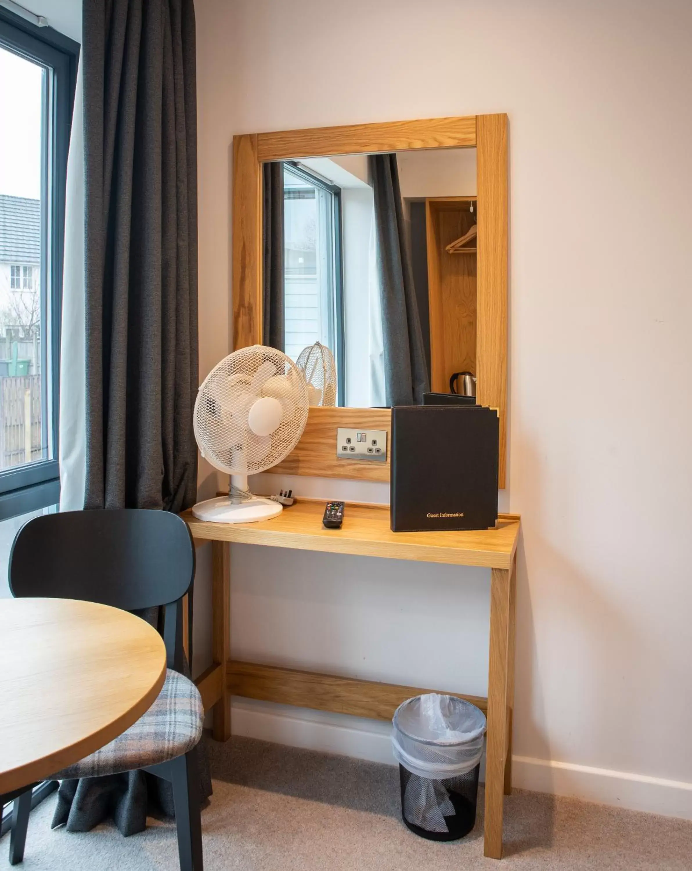 Seating area, TV/Entertainment Center in Loch Lomond Hotel