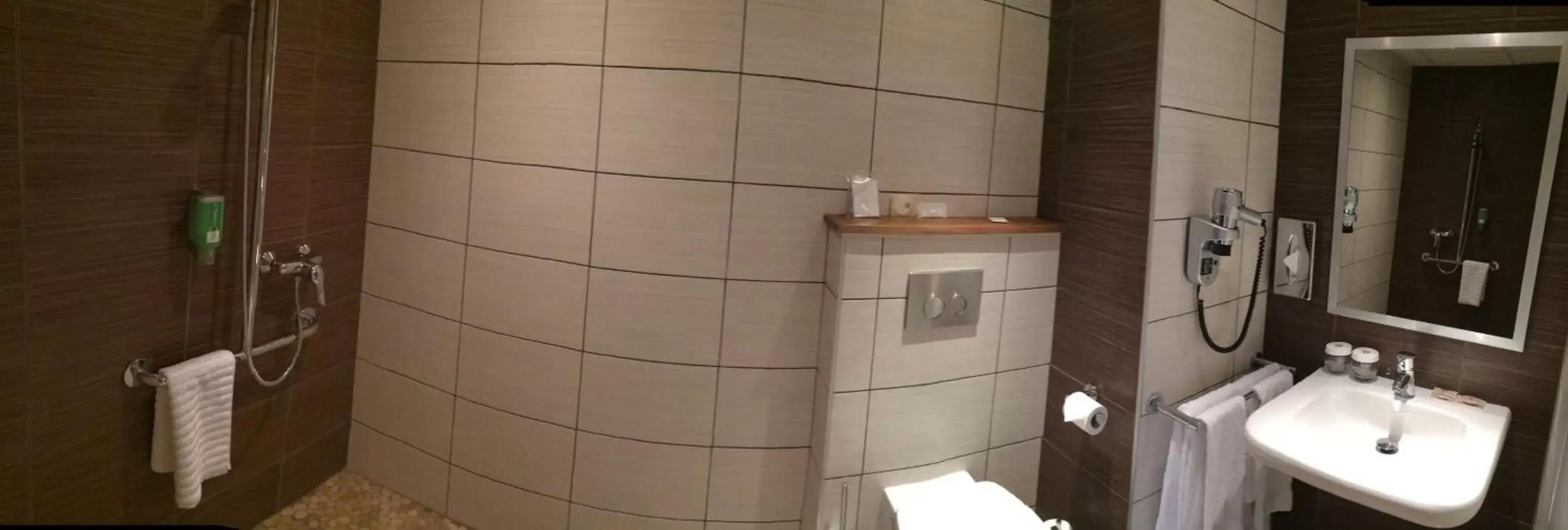 Bathroom in Best Western Marseille Aeroport