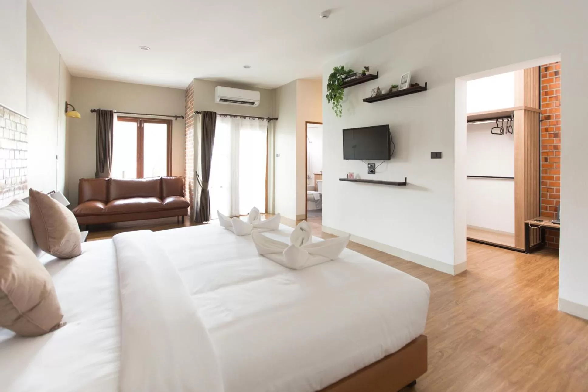 Photo of the whole room, Bed in The Old City Wall Inn