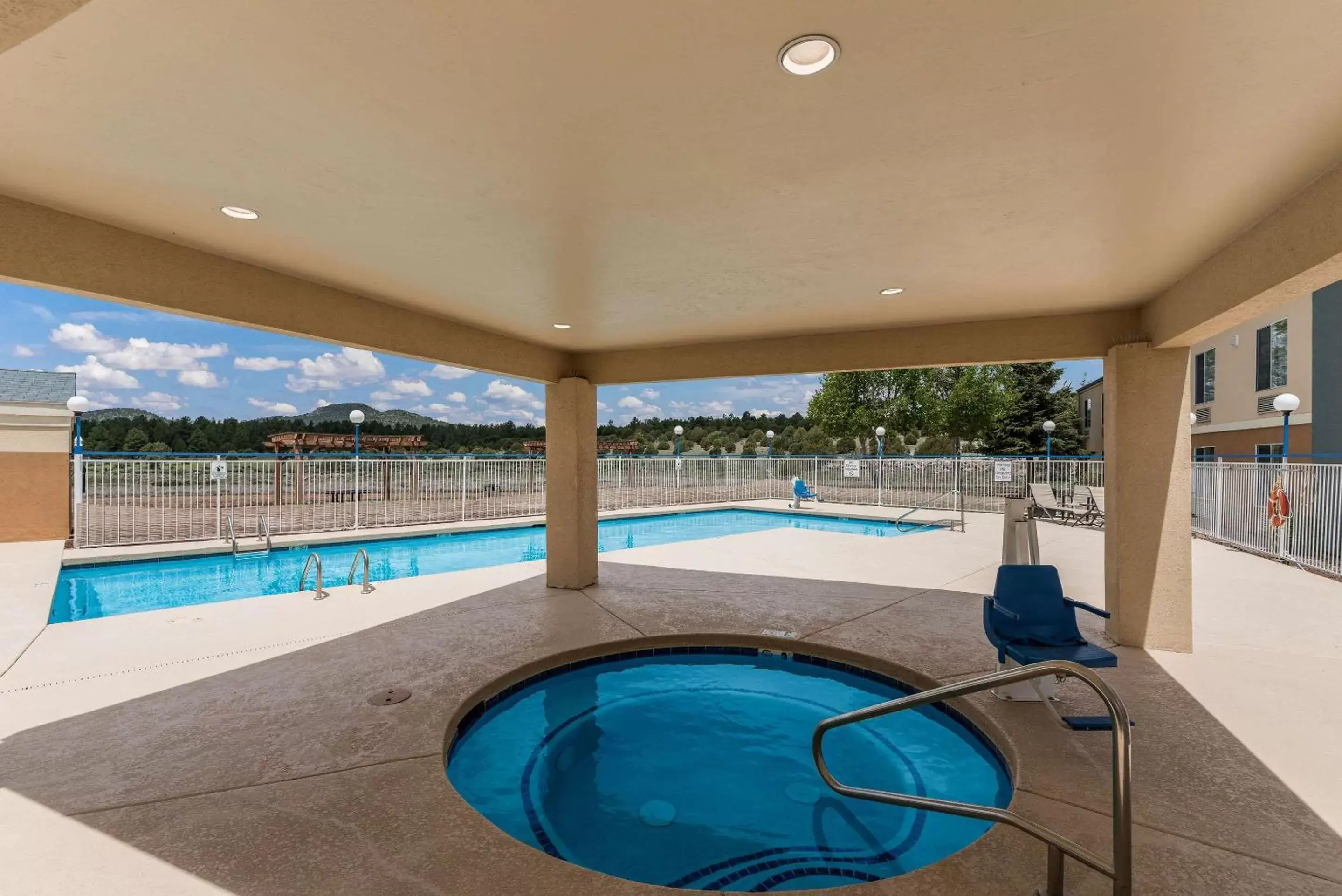 Swimming Pool in Quality Inn Near Grand Canyon