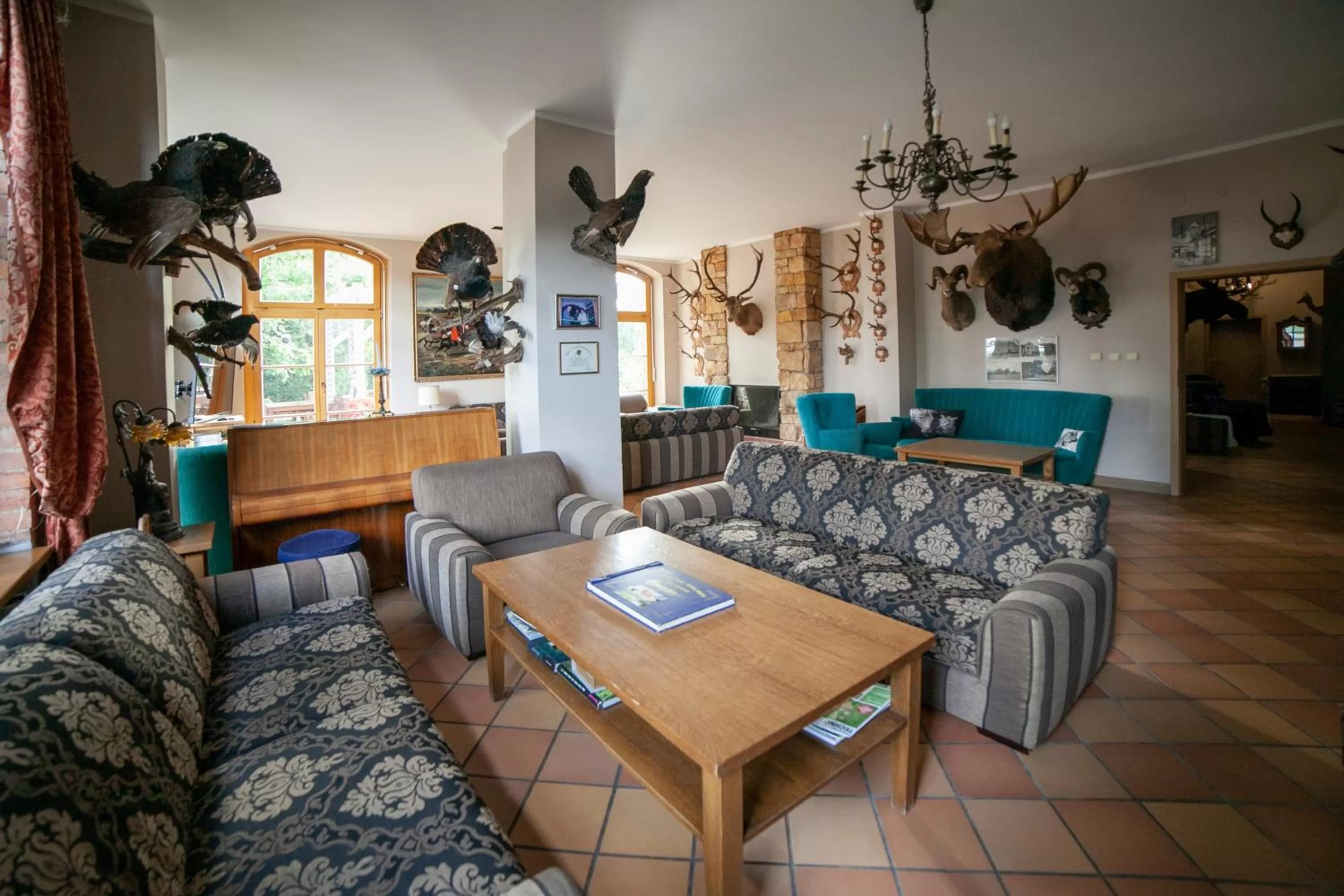 Communal lounge/ TV room in Pensjonat Myśliwski